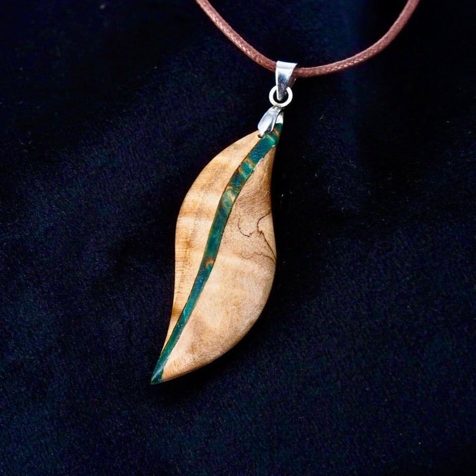 Lámpara colgante de madera de abedul estabilizada en tonos beige y verde