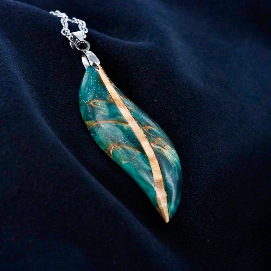 Anhänger aus stabilisiertem Birkenholz in Grün und Beige