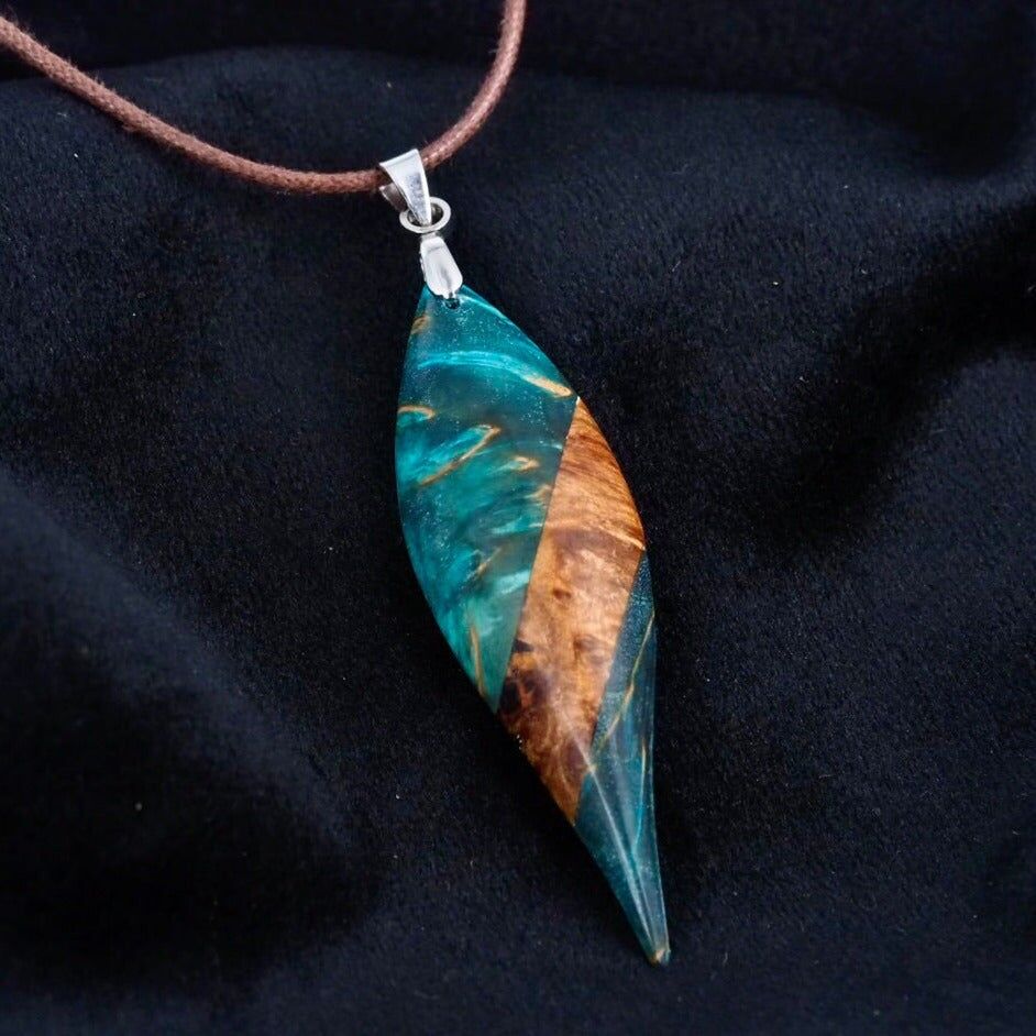 Anhänger aus stabilisiertem Blau/Grün und natürlicher Birke