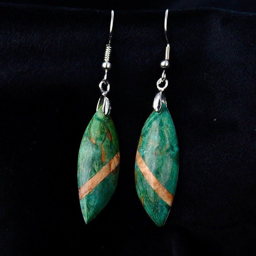 Ohrringe aus stabilisiertem Birkenholz in Grün und Beige