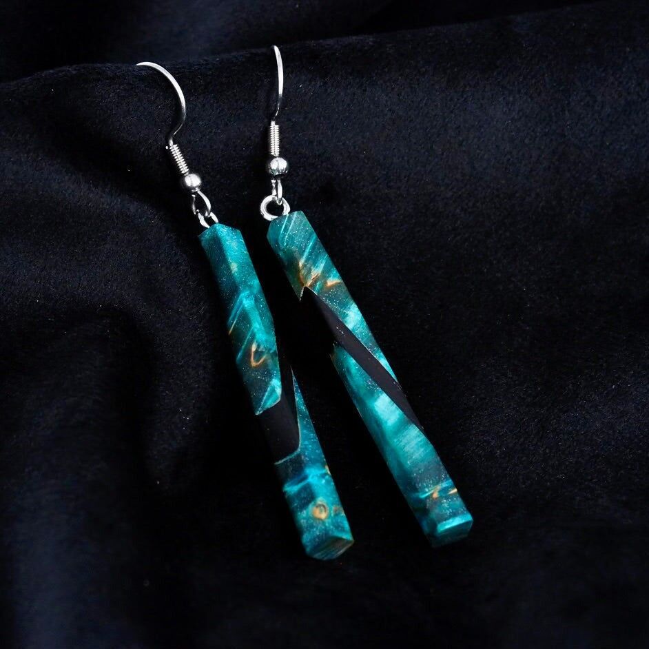 Ohrringe aus Ebenholz und stabilisiertem Blaubirkenholz