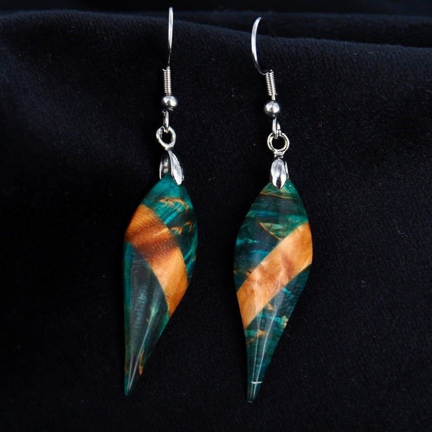 Ohrringe aus stabilisiertem Birkenholz in Türkis und Beige