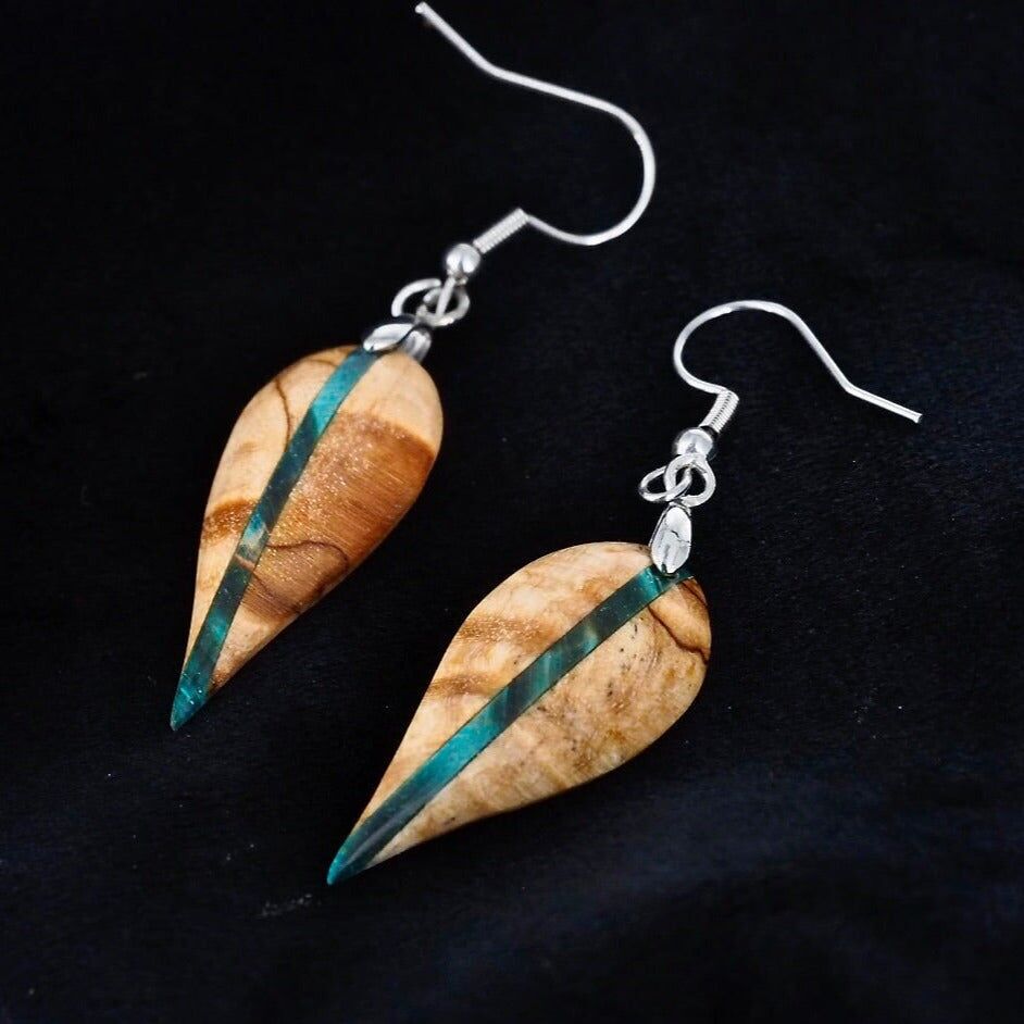 Beige und türkisfarbene Ohrringe aus stabilisiertem Birkenholz