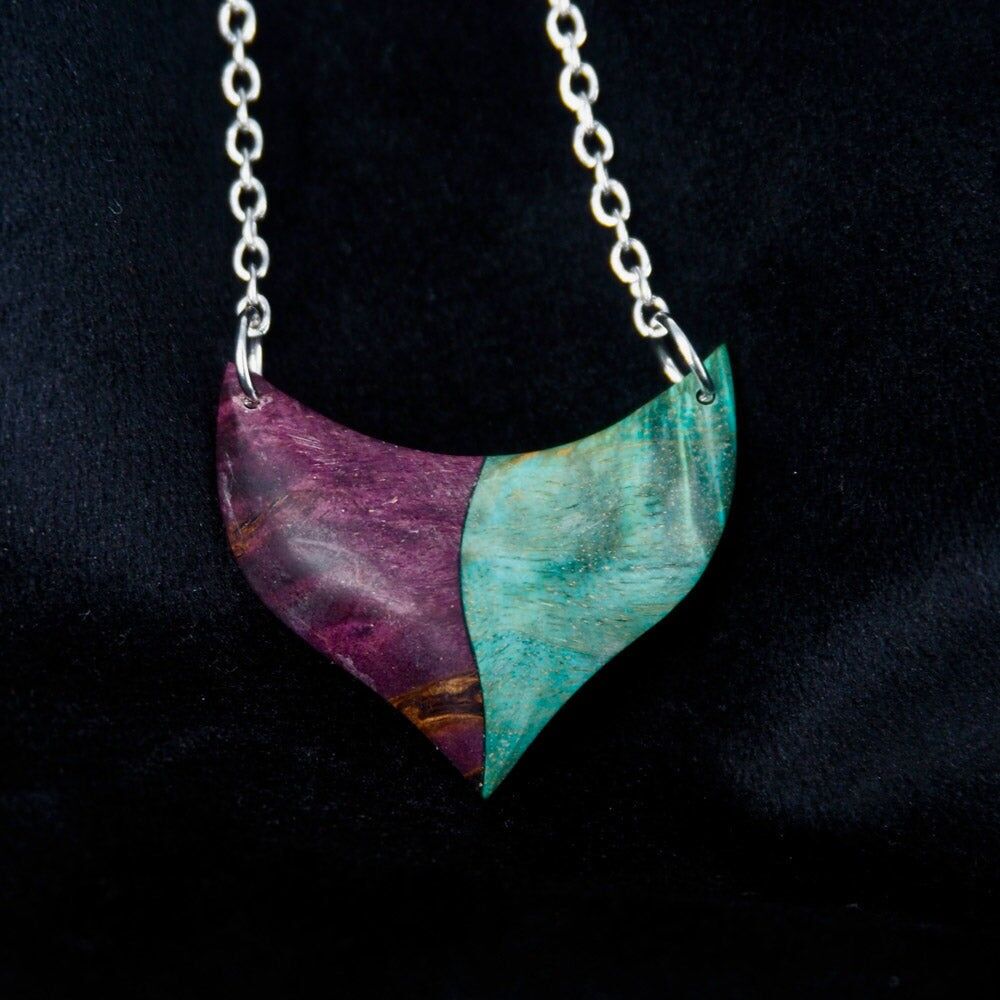 Colgante de madera de abedul preservada en tonos púrpura y turquesa