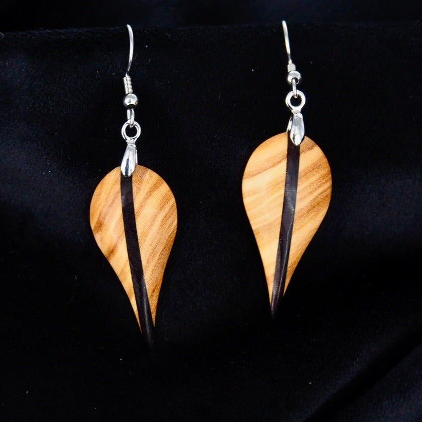 Ohrringe in Oliv- und Ebenholztönen