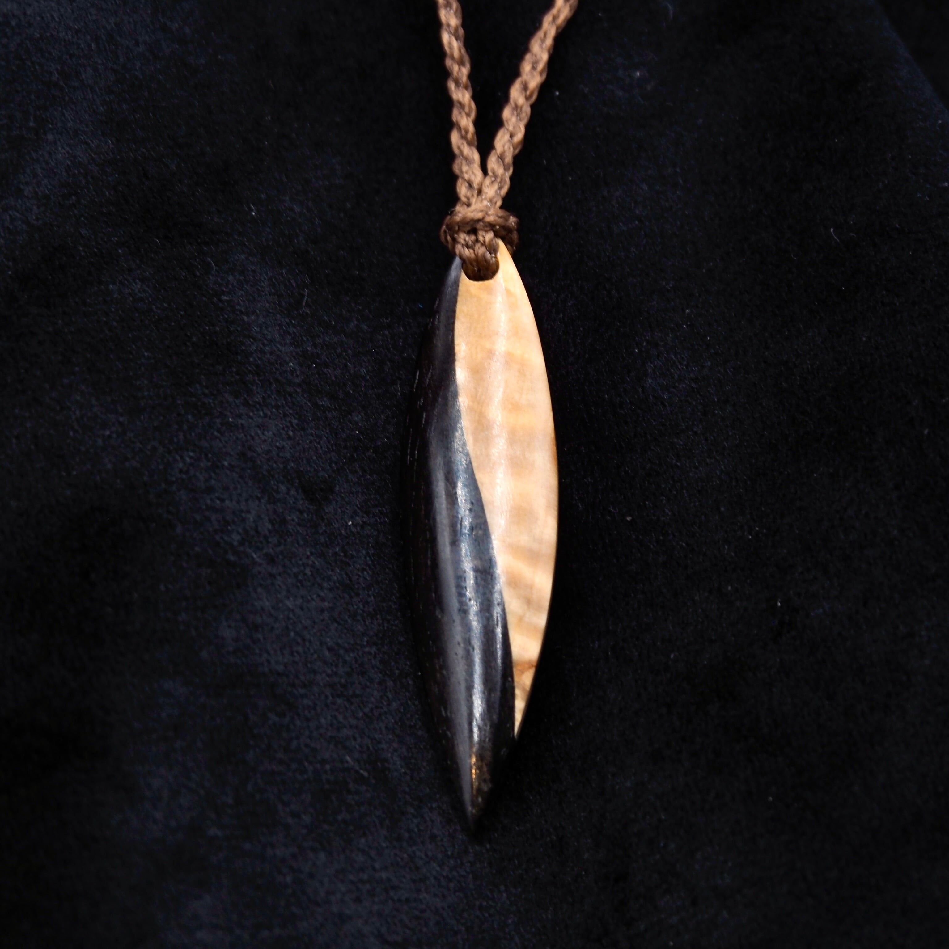 Yang-Anhänger – Ebenholz und stabilisiertes Birkenholz, Beige