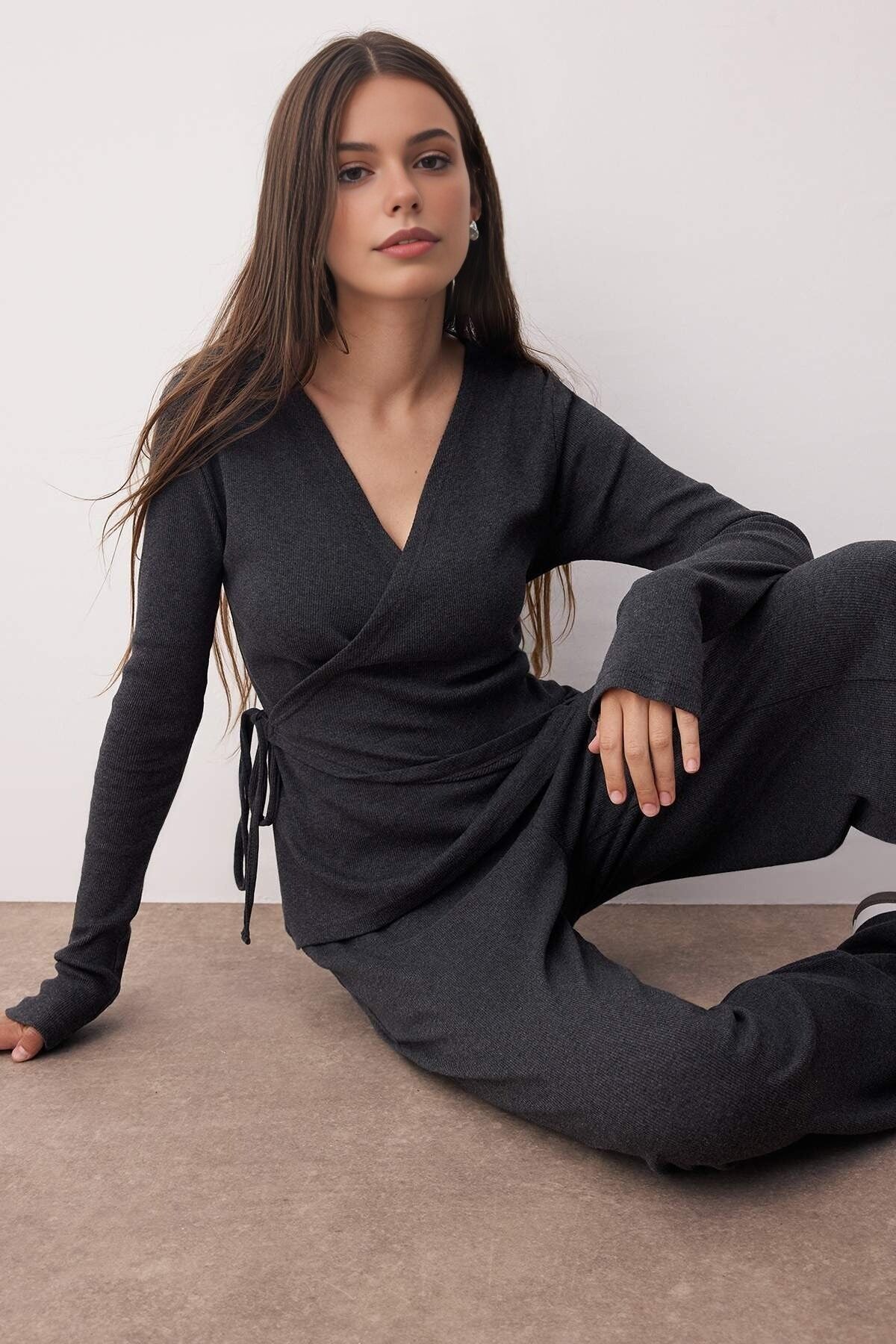 2-teiliges Set aus Wickeloberteil und weit geschnittener Hose