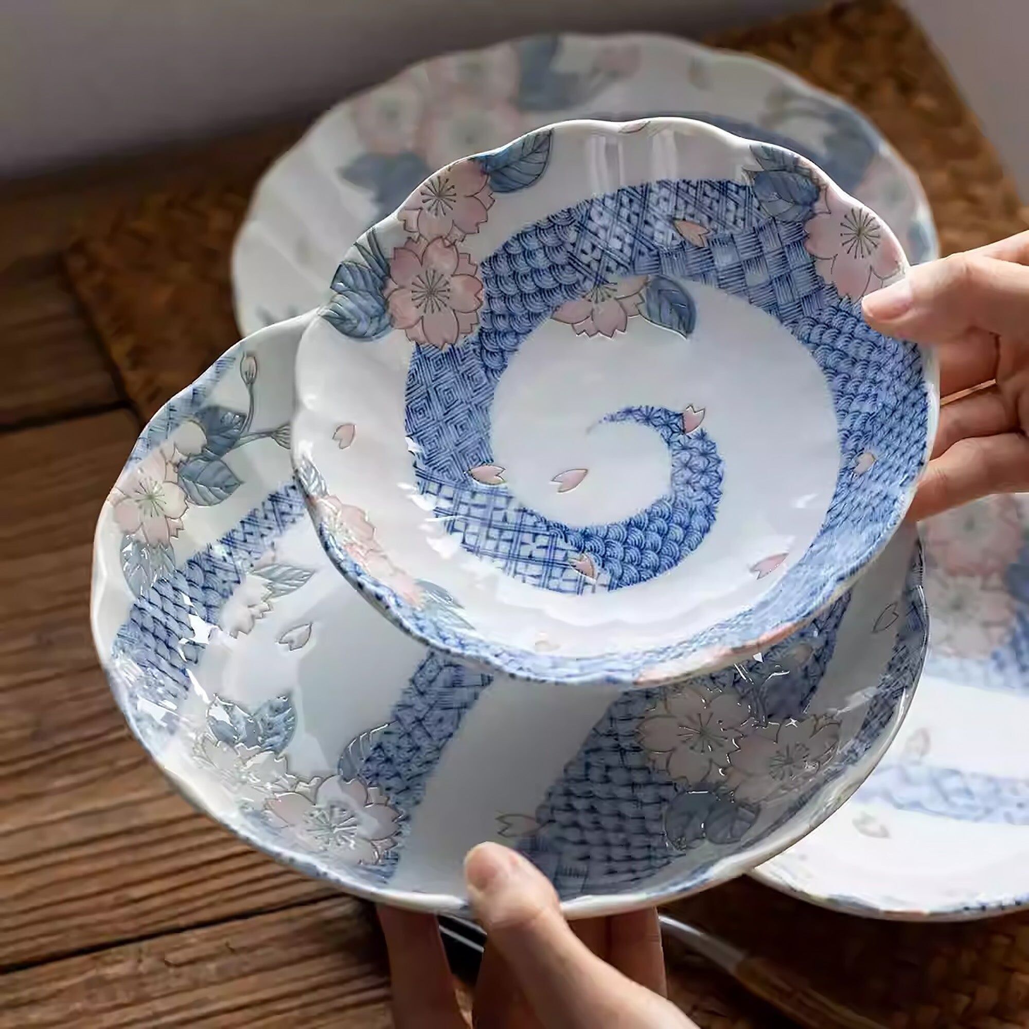 Mino-yaki tiefer Teller mit Kirschblüten- und Wellenmotiv