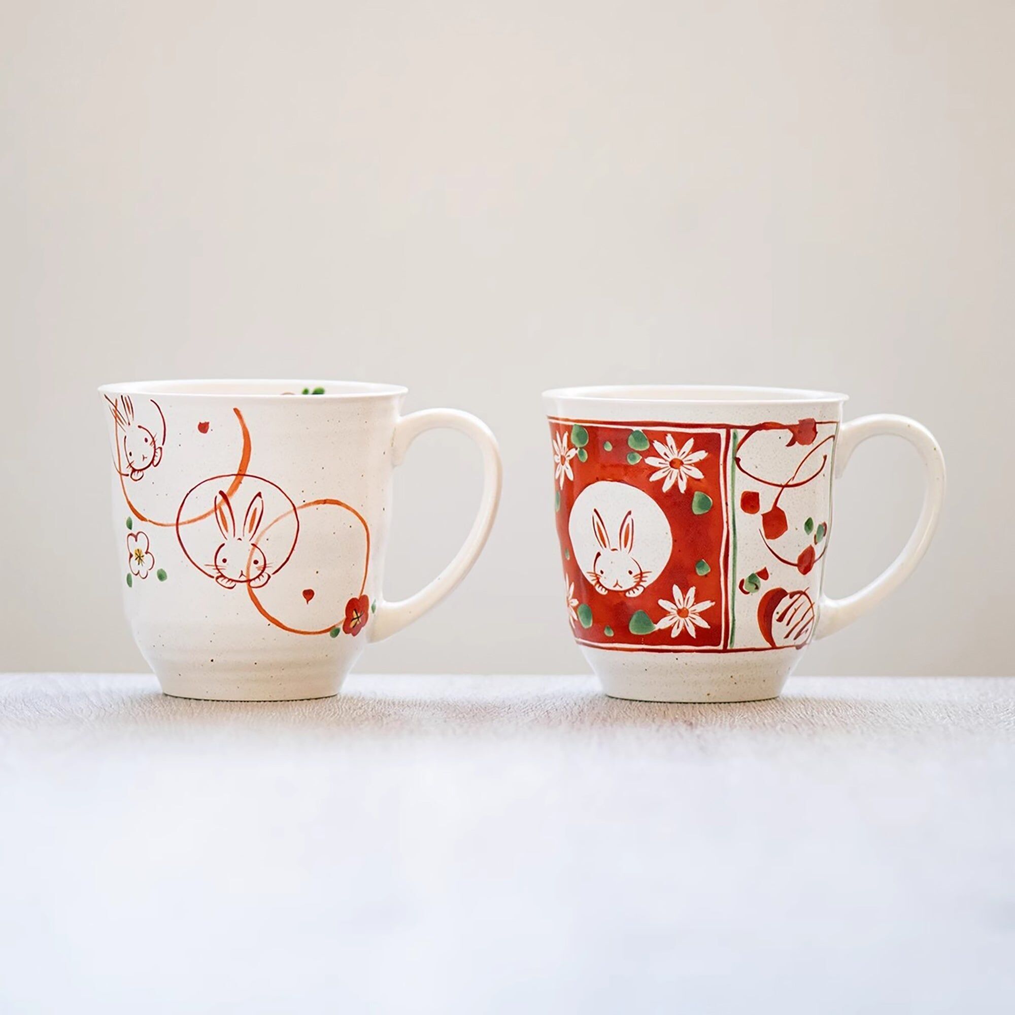 Mino-yaki Keramikbecher mit floralem Hasenmotiv