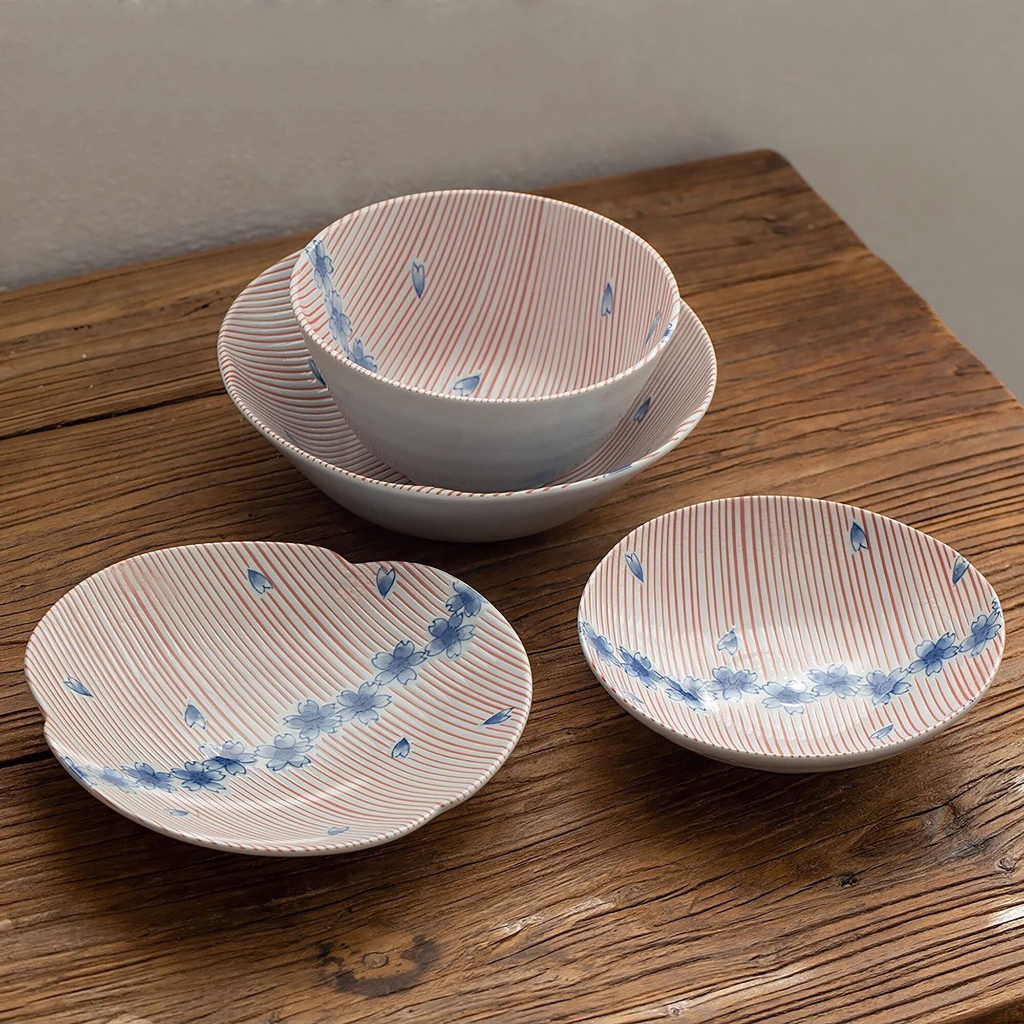 Japanisches Mino-yaki-Geschirr mit blauem Kirschblütenmuster