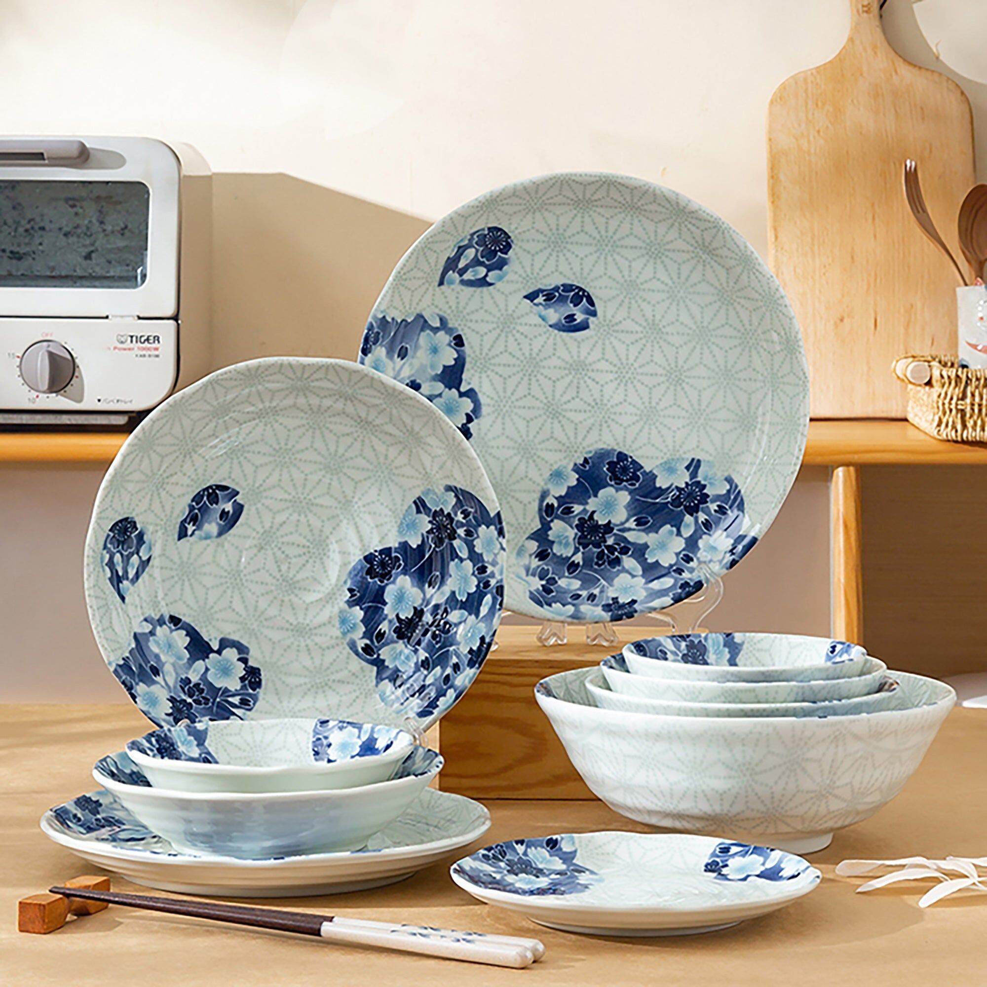 Geschirr mit blauem Kirschbaum-Design