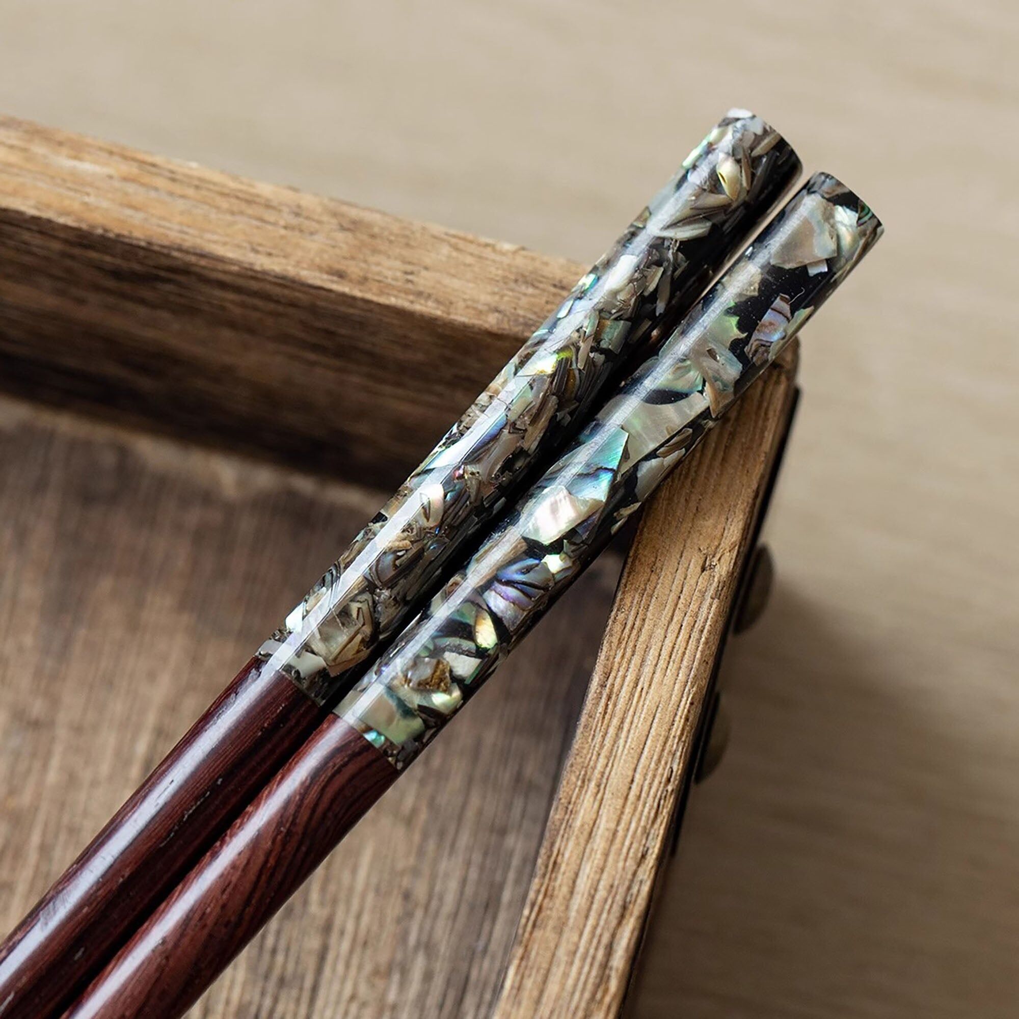 Essstäbchen aus Holz, verziert mit natürlichem Perlmutt