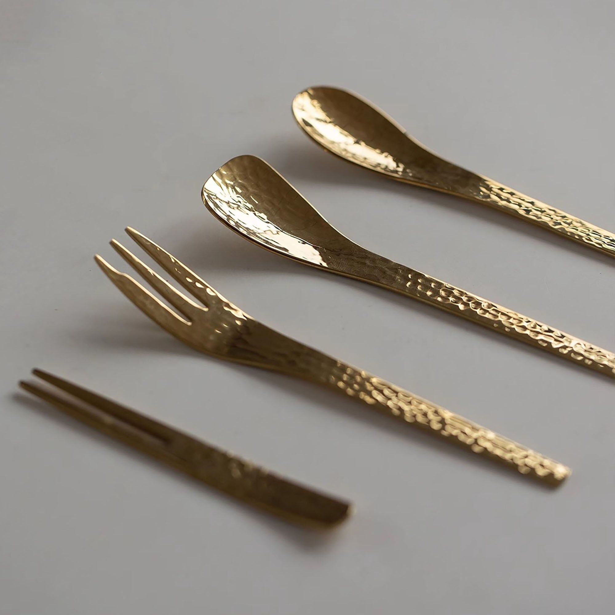 Dessertbesteck aus gehämmertem Edelstahl