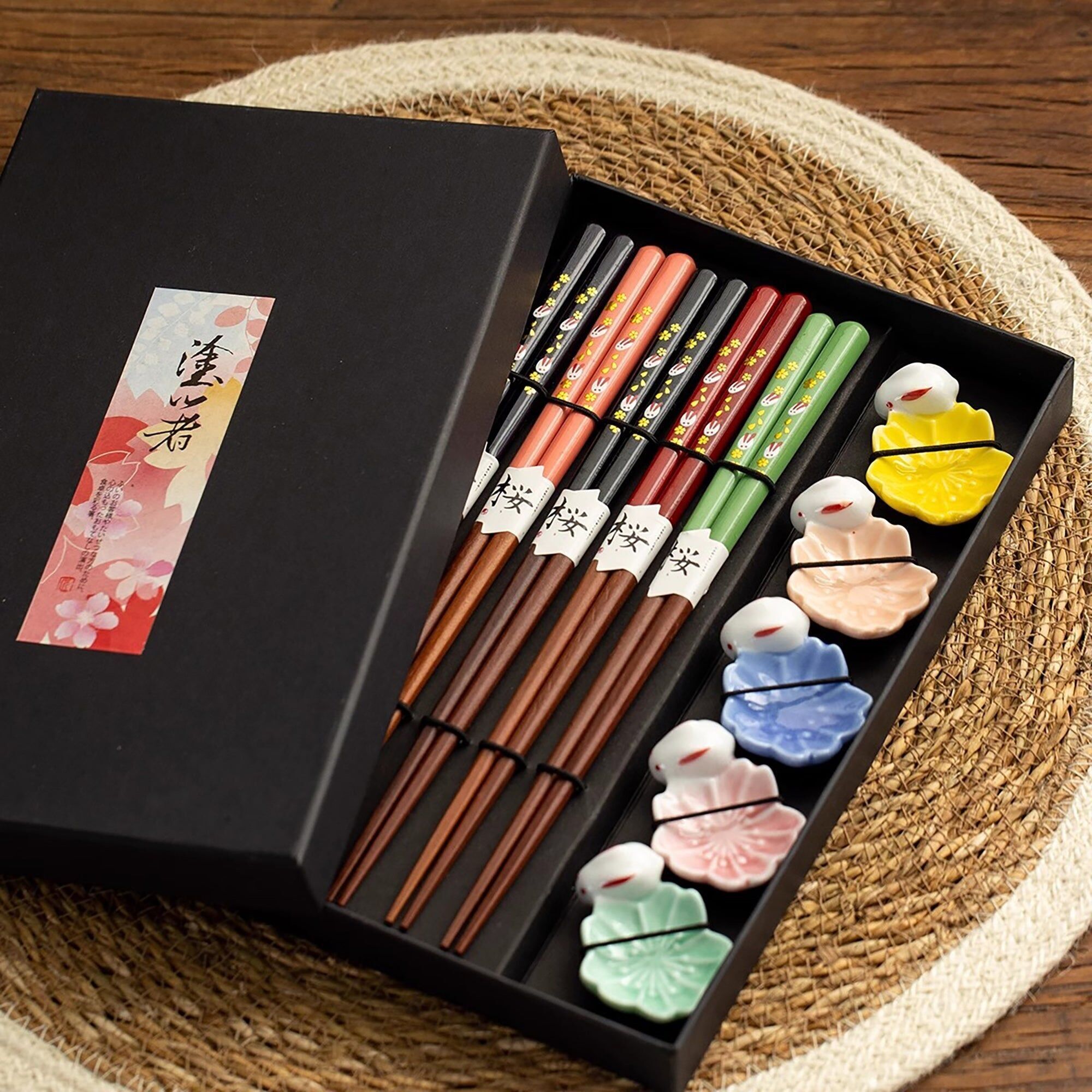 Tanaka Set aus 5 Essstäbchen aus Naturholz mit Essstäbchenablage