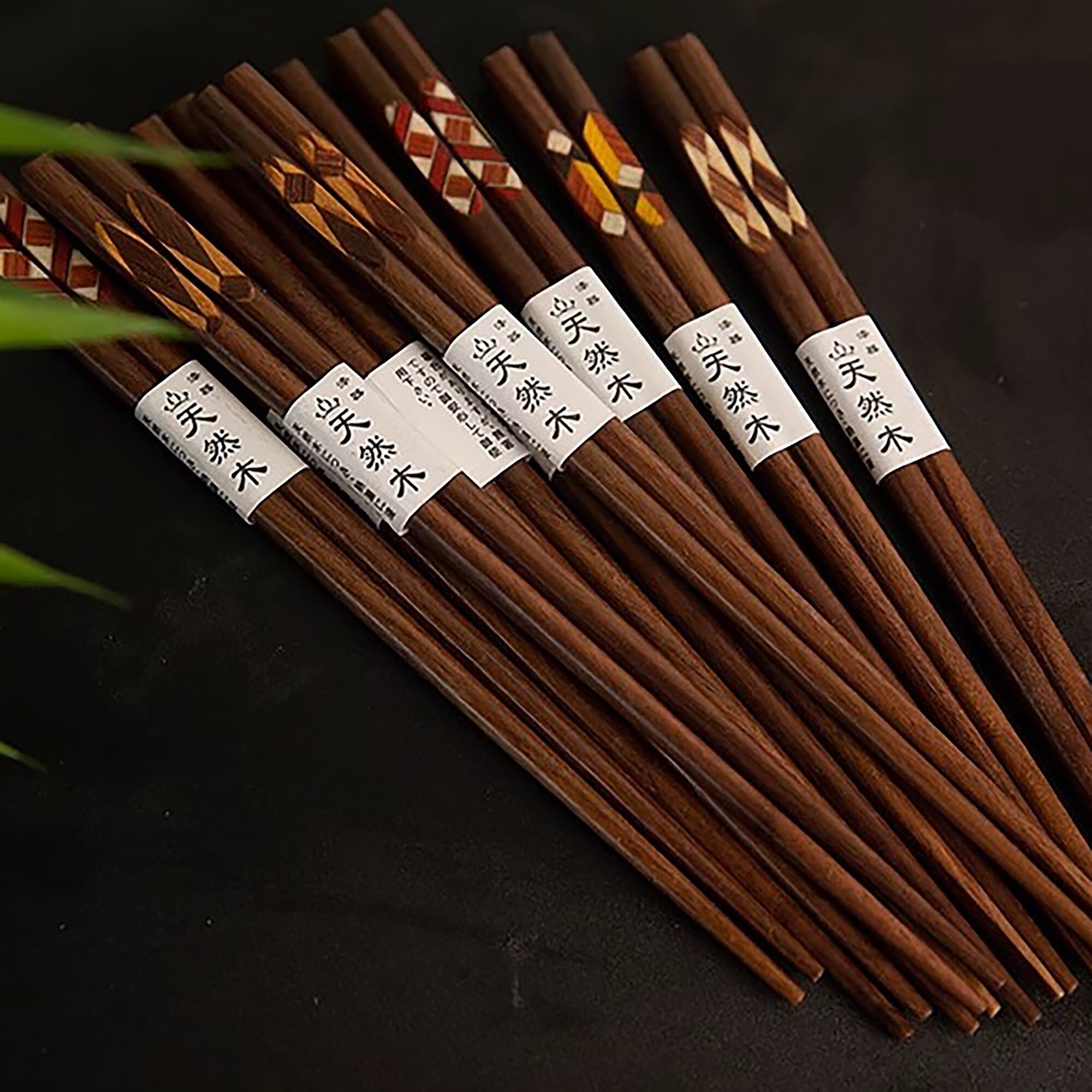 Essstäbchen aus Walnussholz mit Retro-Textur, japanisches Handwerk