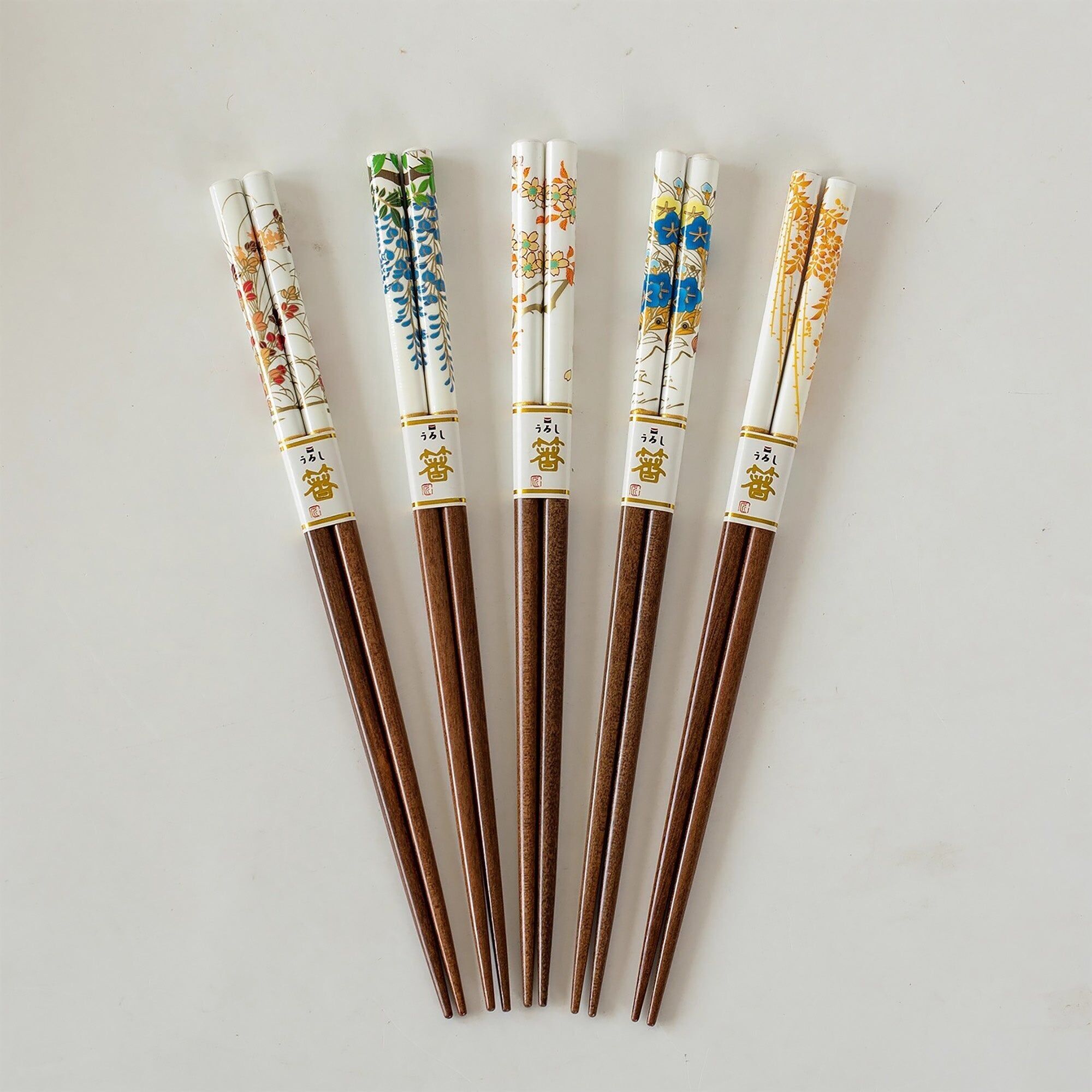 Tanaka-Essstäbchen aus Naturholz mit floraler Verzierung