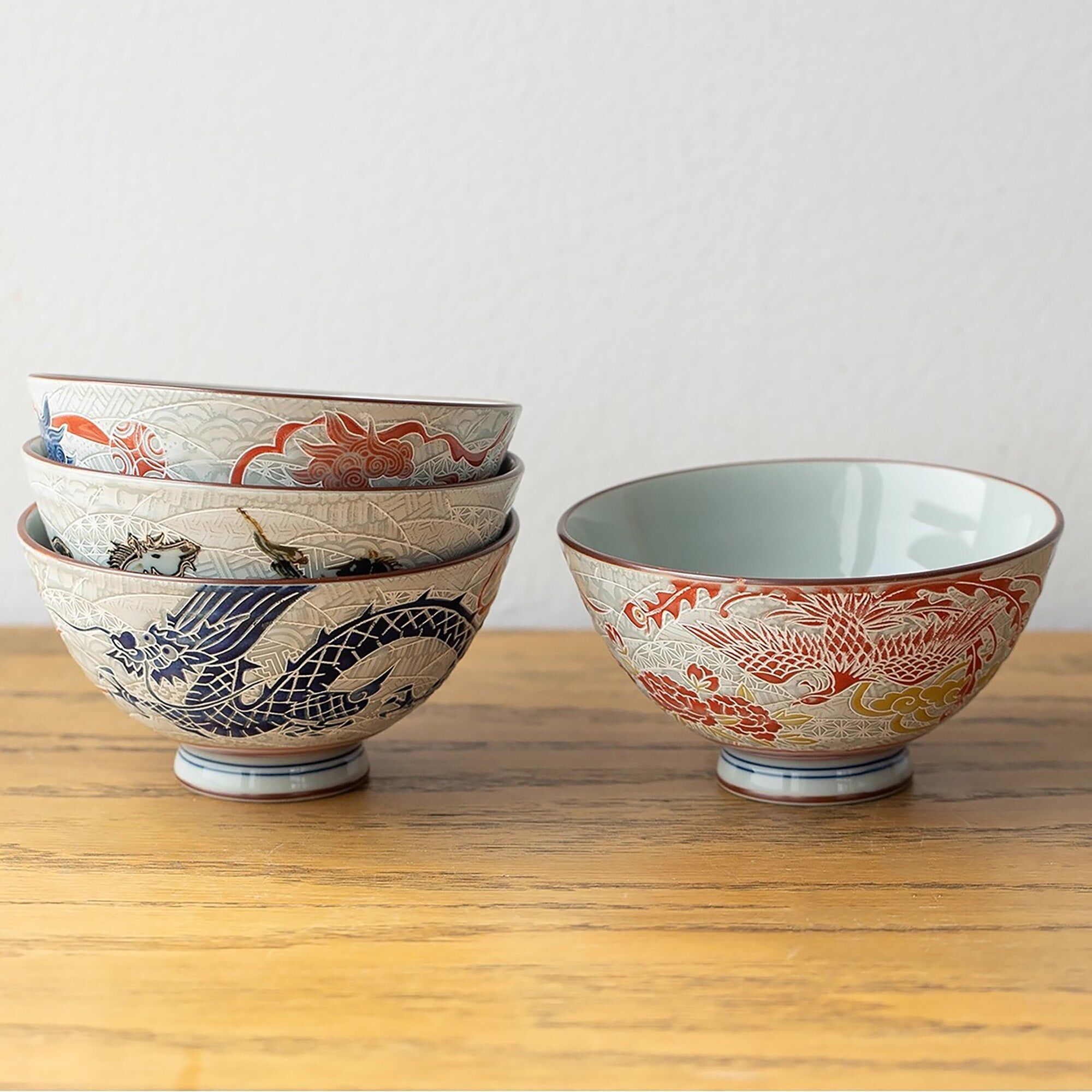 Cuenco Mino-yaki con motivo de felicidad en relieve