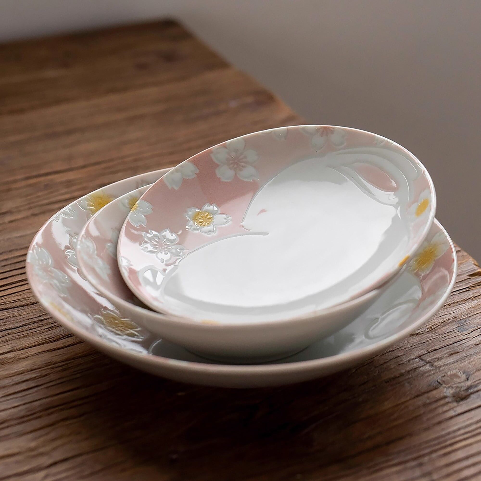 Plato Mino-yaki con motivo de conejo y flor de cerezo