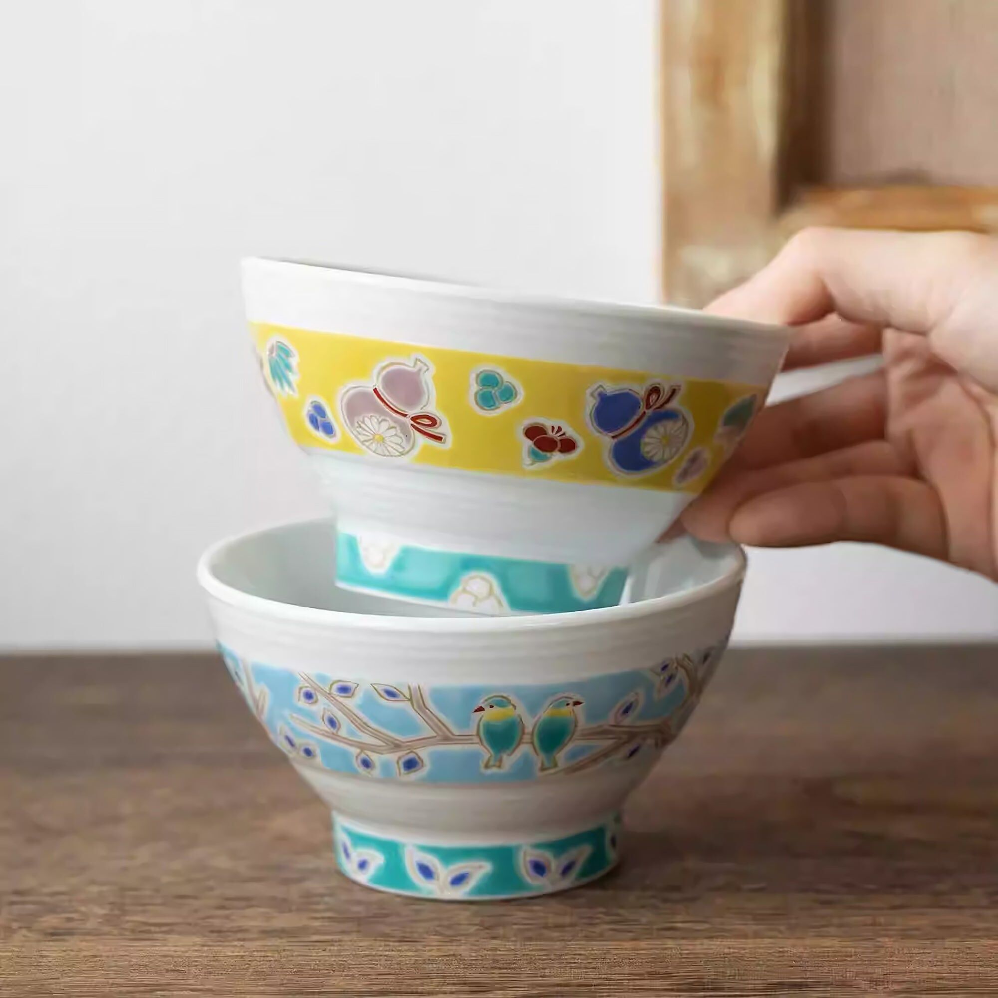 Cuenco Kutani-yaki con motivos de amuleto de la suerte