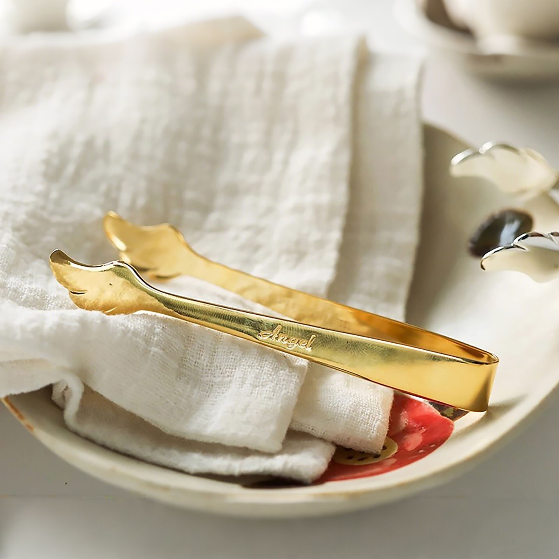 Pinza para el cabello Takakuwa de acero chapado en oro con motivo de ala de ángel