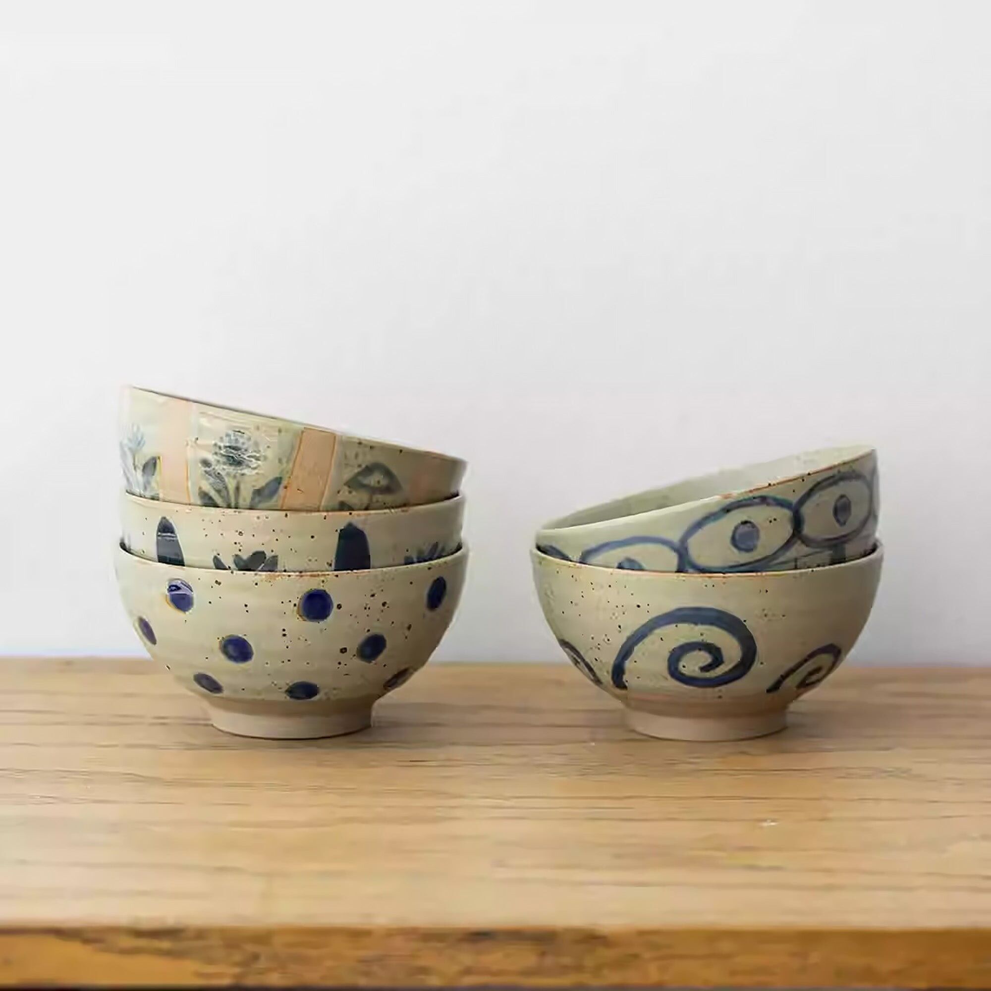 Cuenco de gres crudo decorado a mano