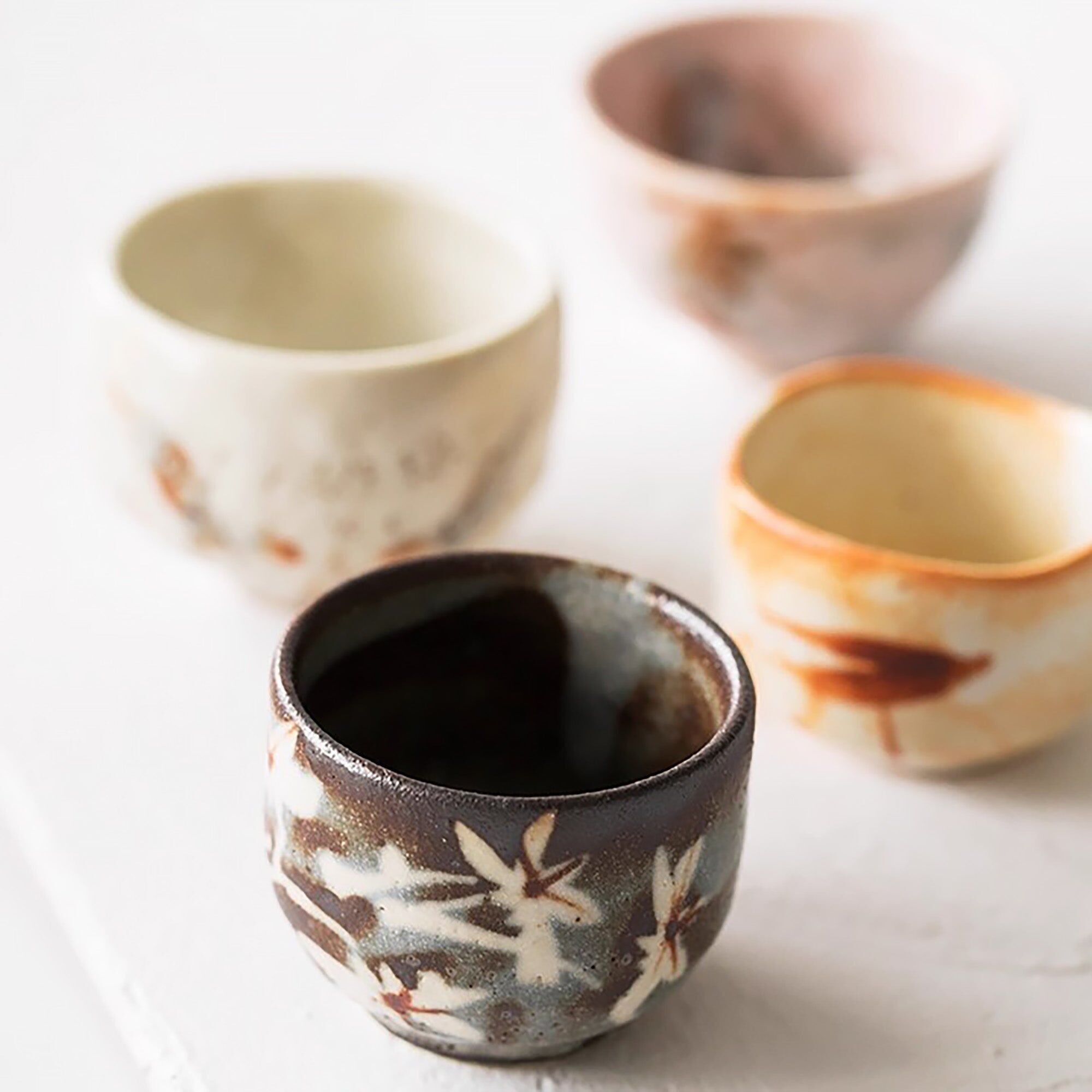 Tasse en grès Shino-yaki avec motifs naturels