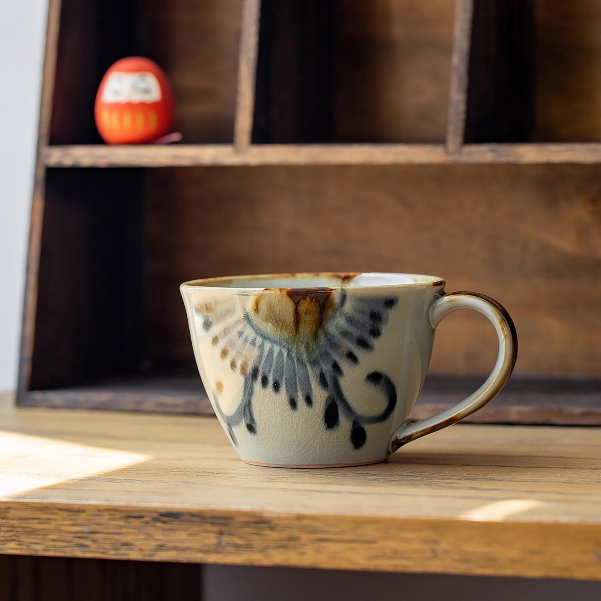 Taza de café de cerámica Mino-yaki con diseño Karakusa