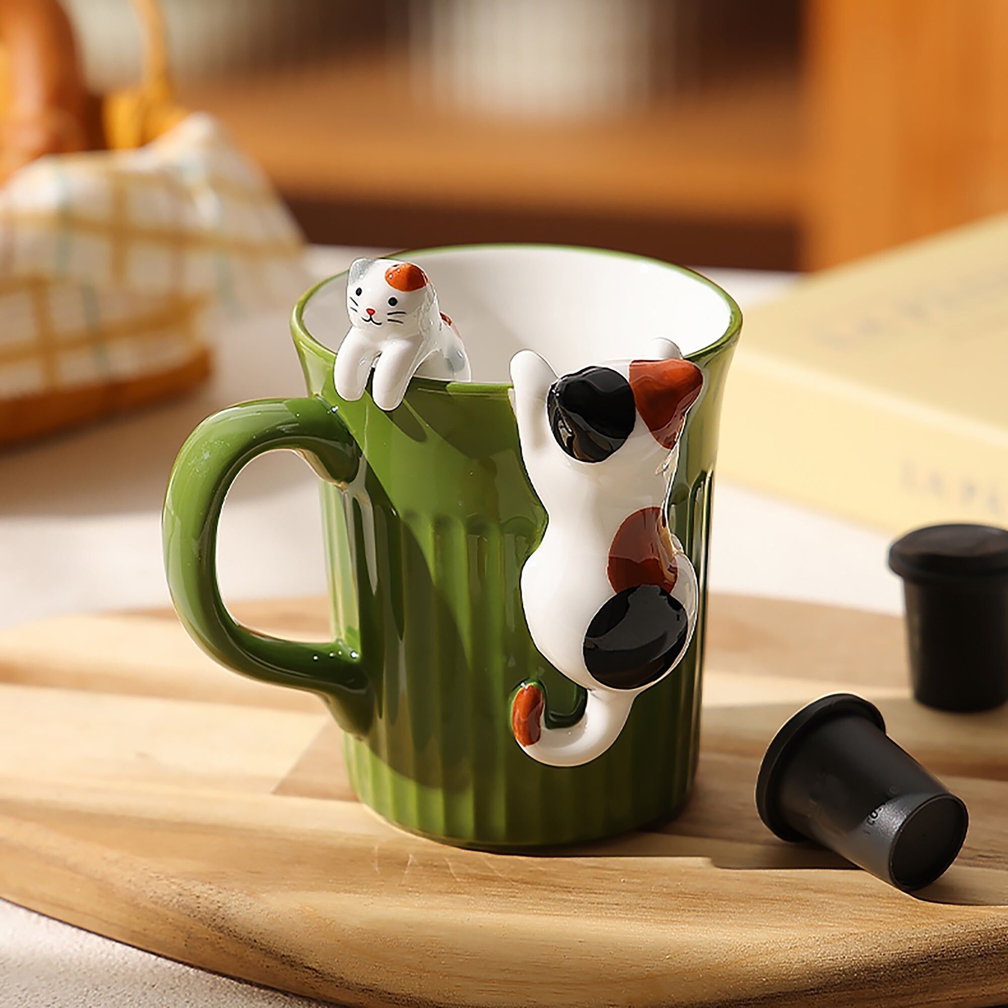 Taza de cerámica con un lindo gato en relieve