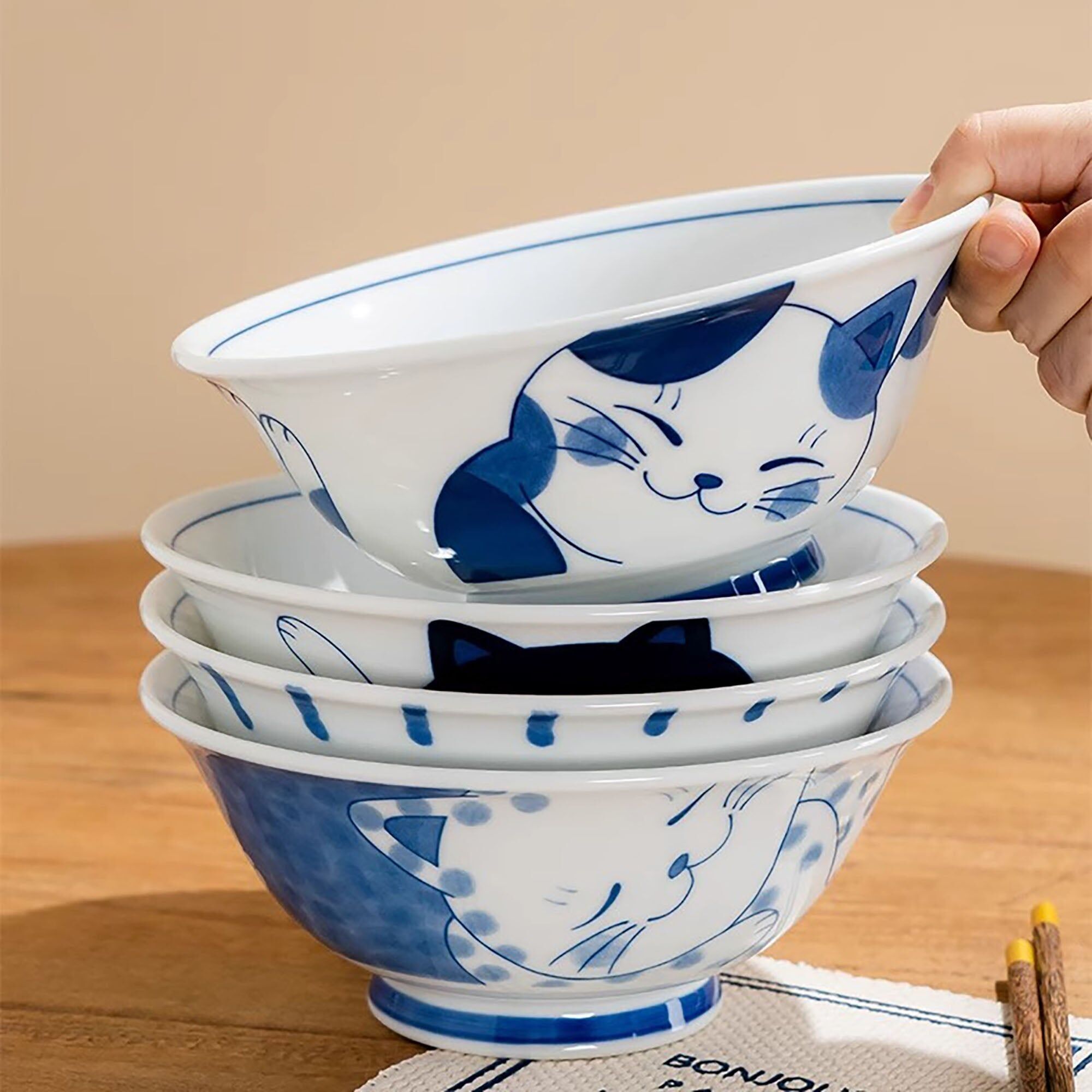 Tazón de ramen con diseño de gato adorable