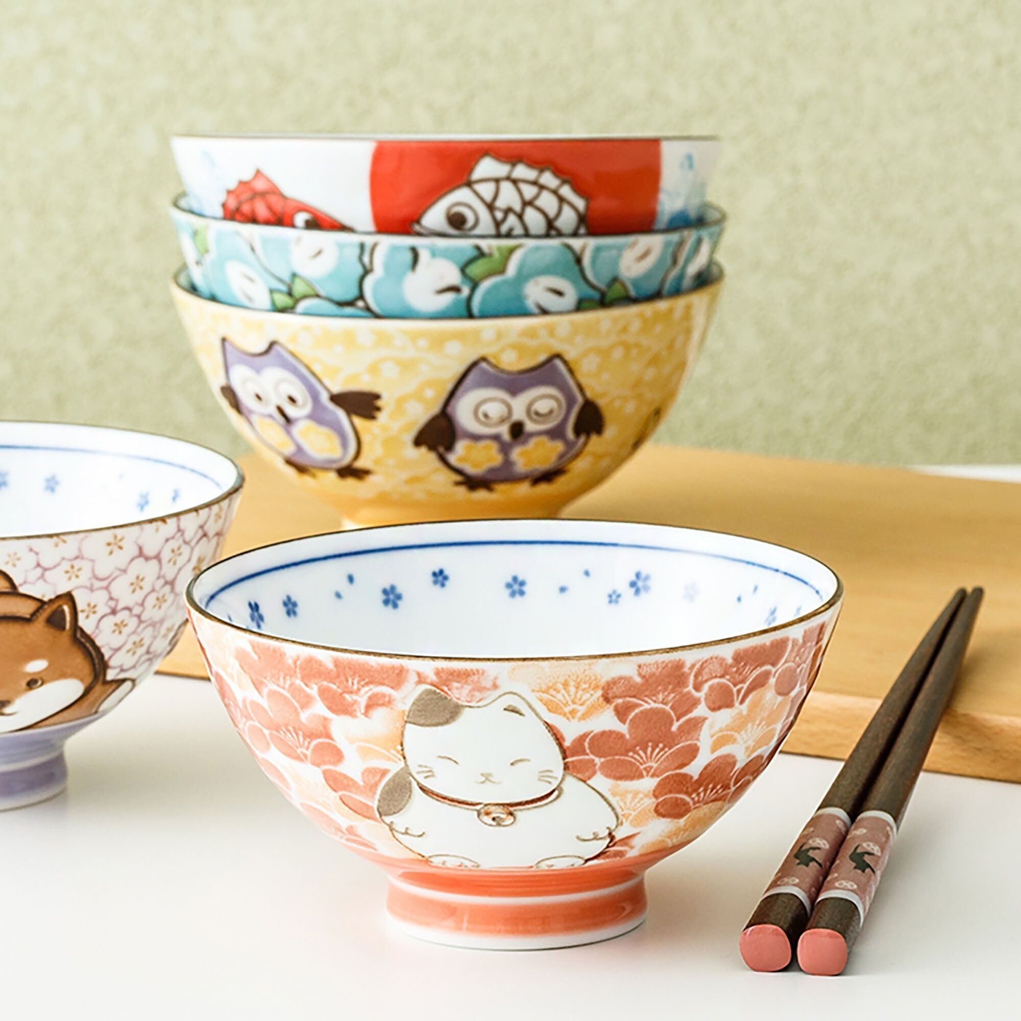 Cuenco de arroz con bonitos diseños de animales.