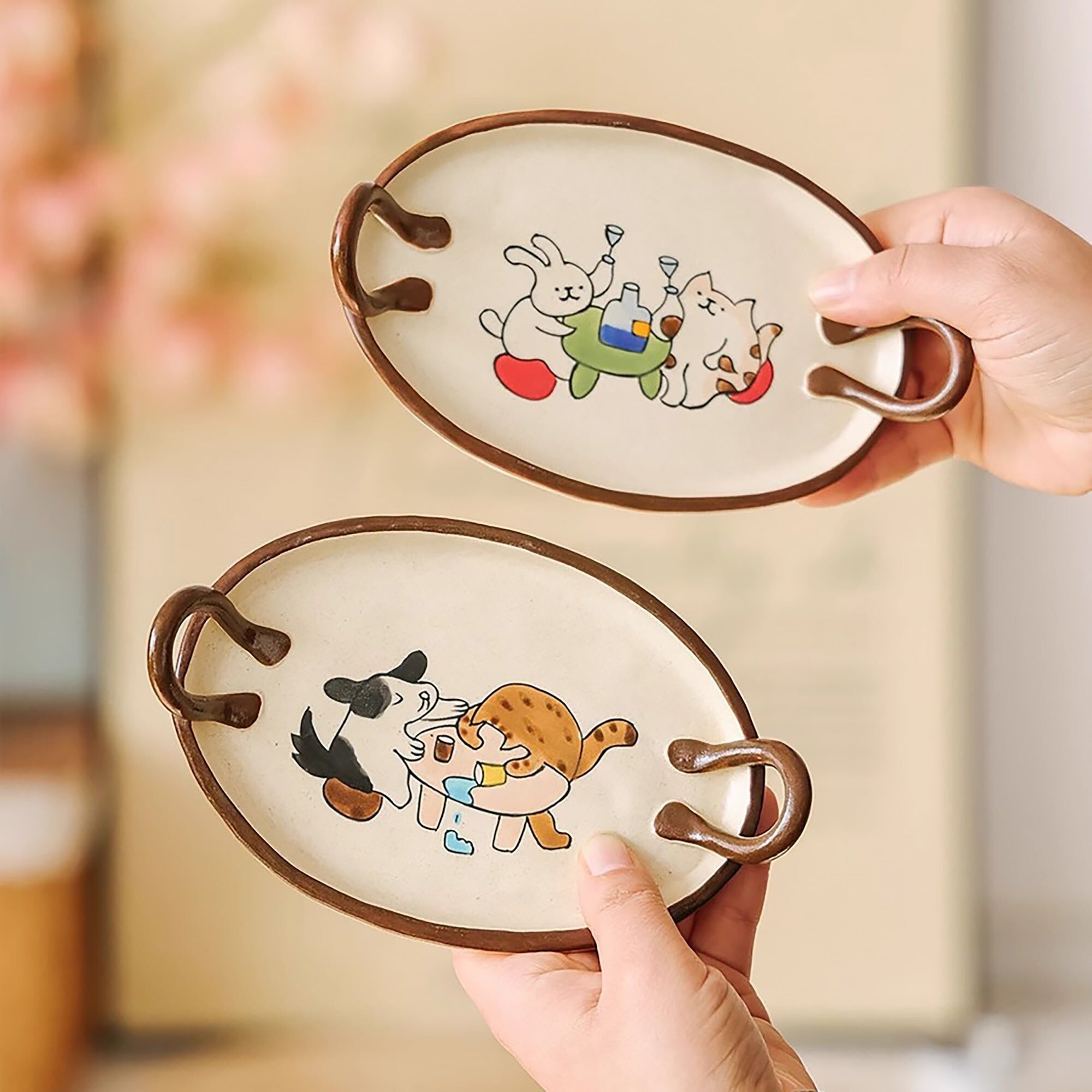 Plato de postre elaborado artesanalmente con motivos ilustrados a mano.