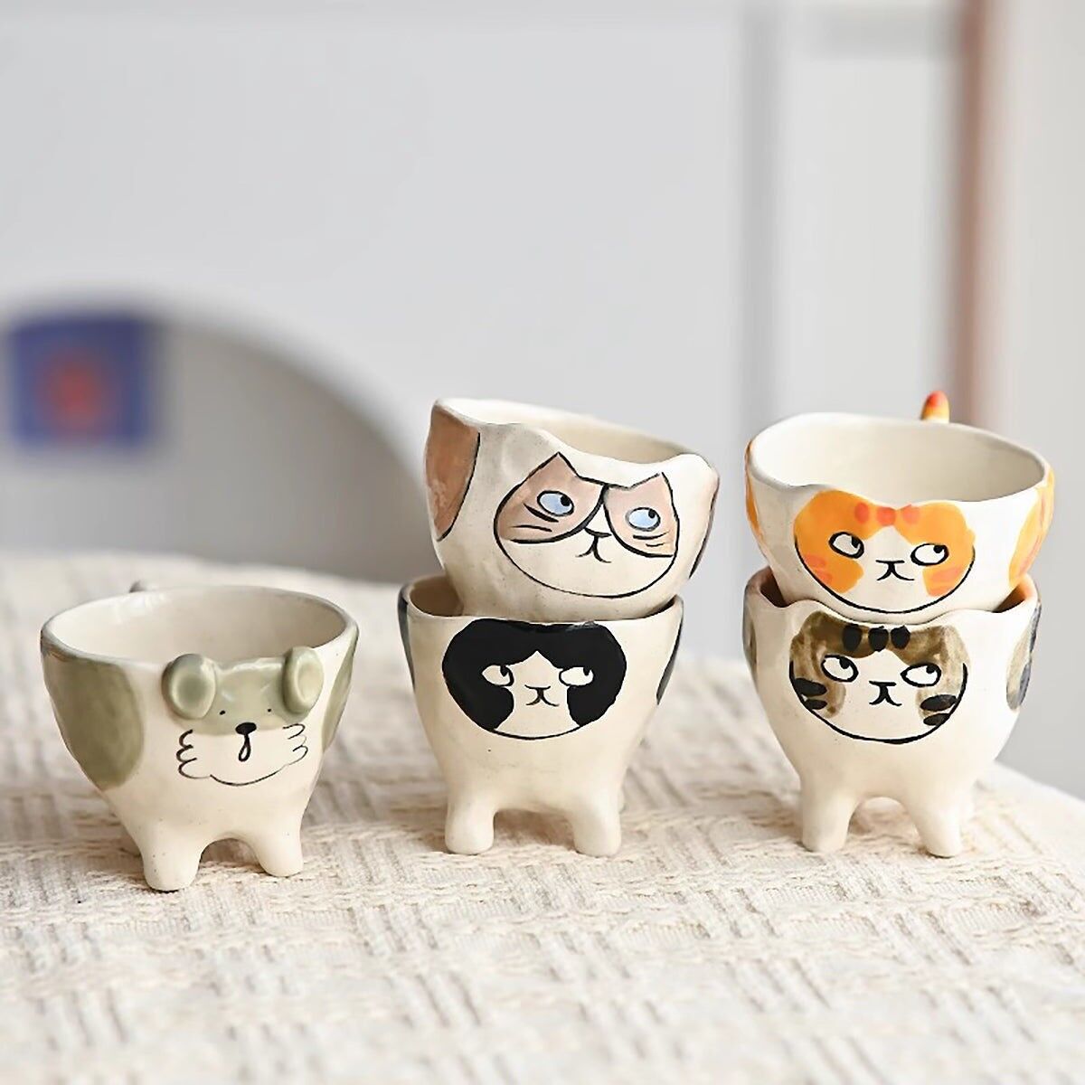 Taza de cerámica hecha a mano con forma de gato adorable.