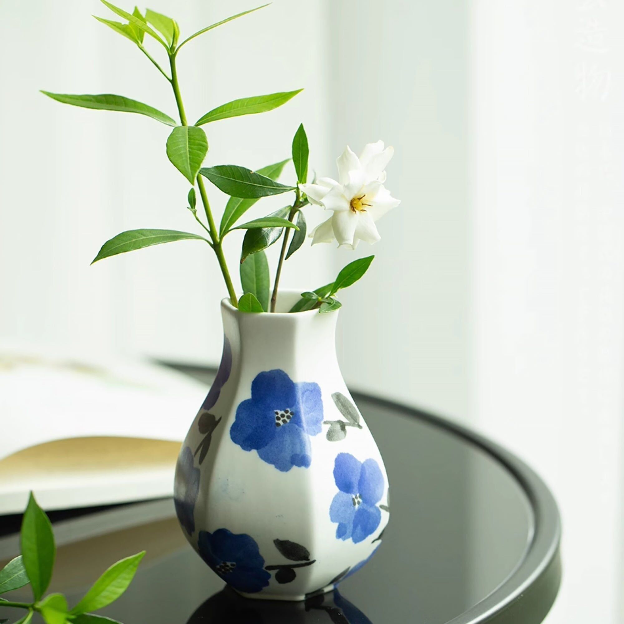 Jarrón de porcelana con decoración floral pintada a mano