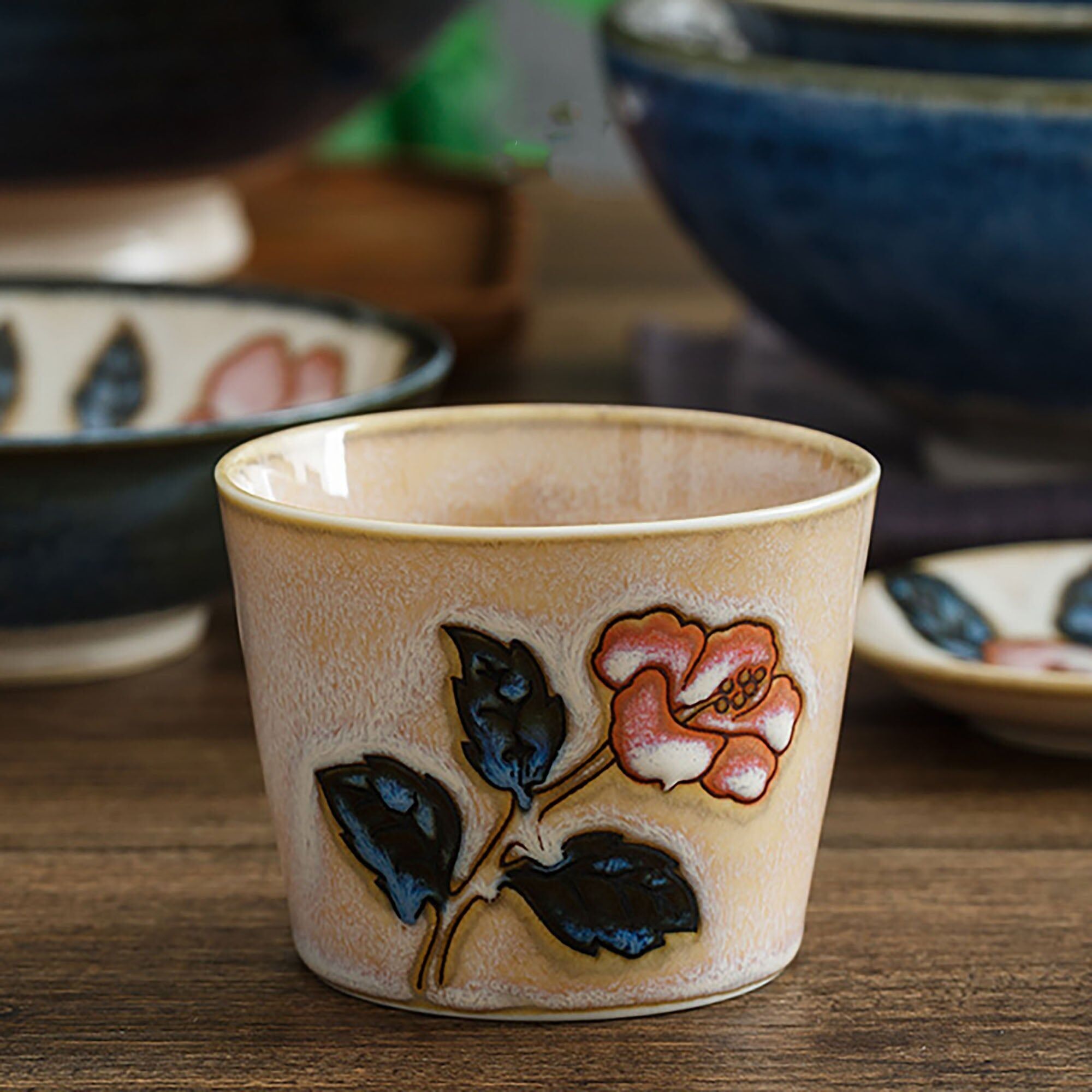 Tazza in ceramica con motivo in rilievo di Okinawa