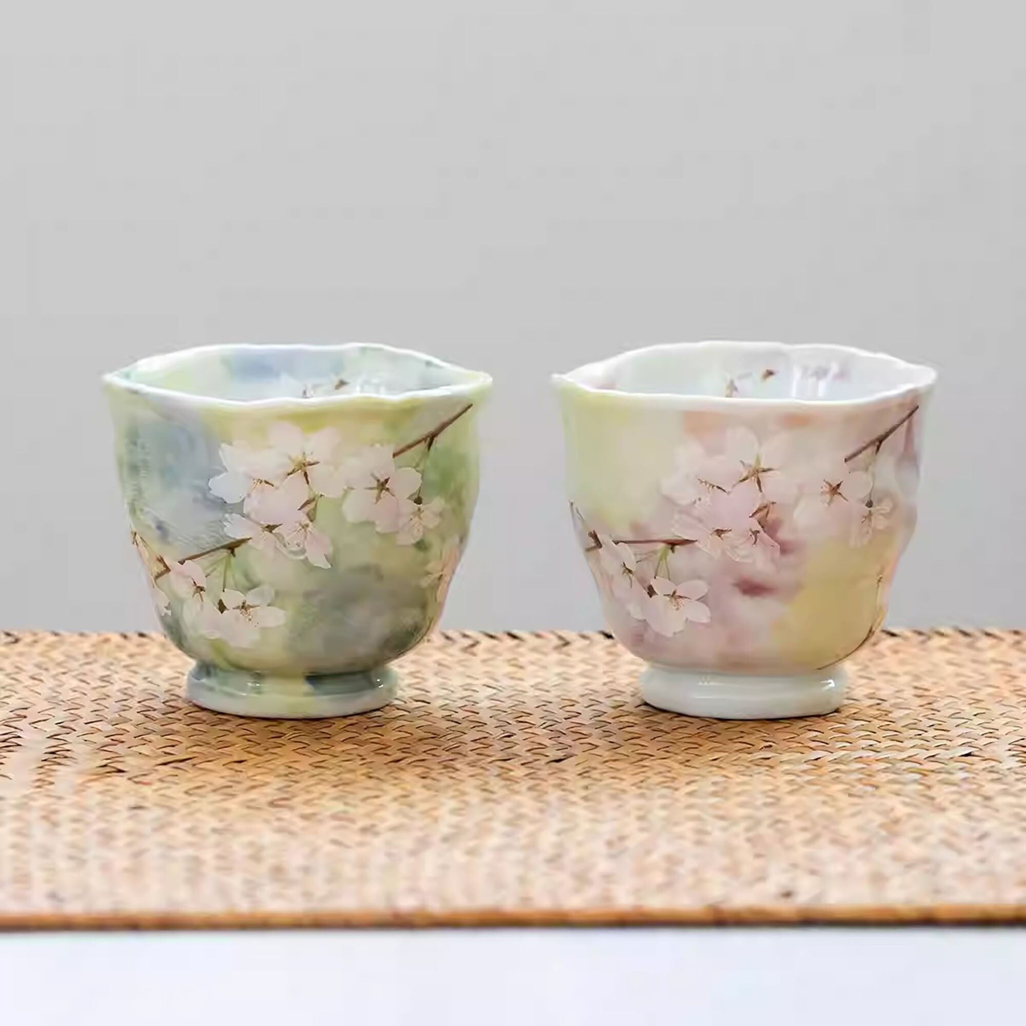 Tazza in ceramica fatta a mano con motivo a fiori di ciliegio