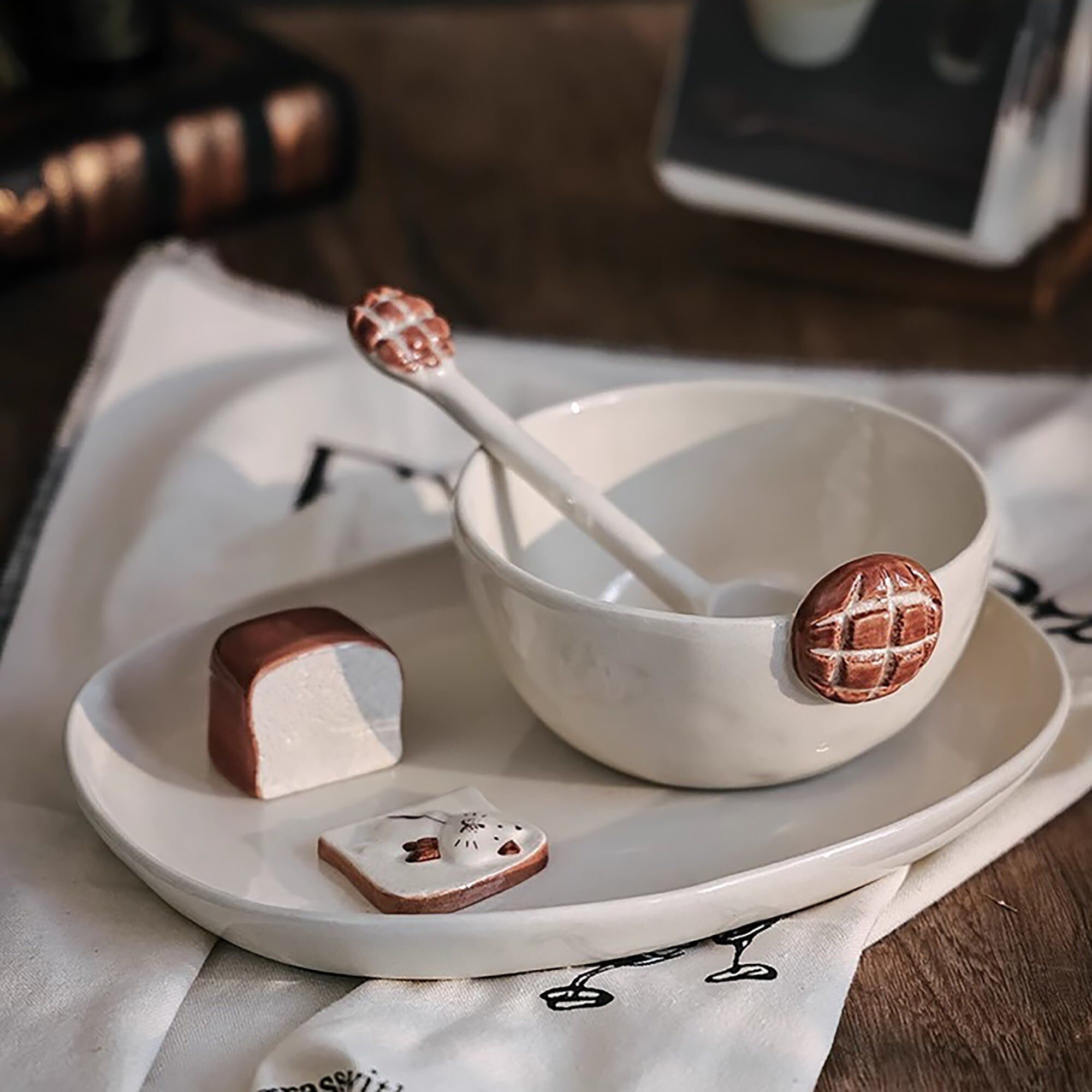 Stoviglie in ceramica con brioche in rilievo