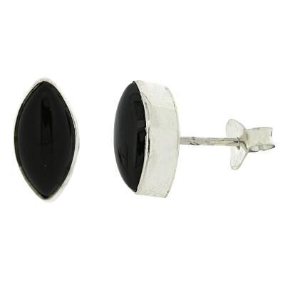 Boucles d'oreilles puces en onyx cabochon taille marquise, présentées dans un écrin.