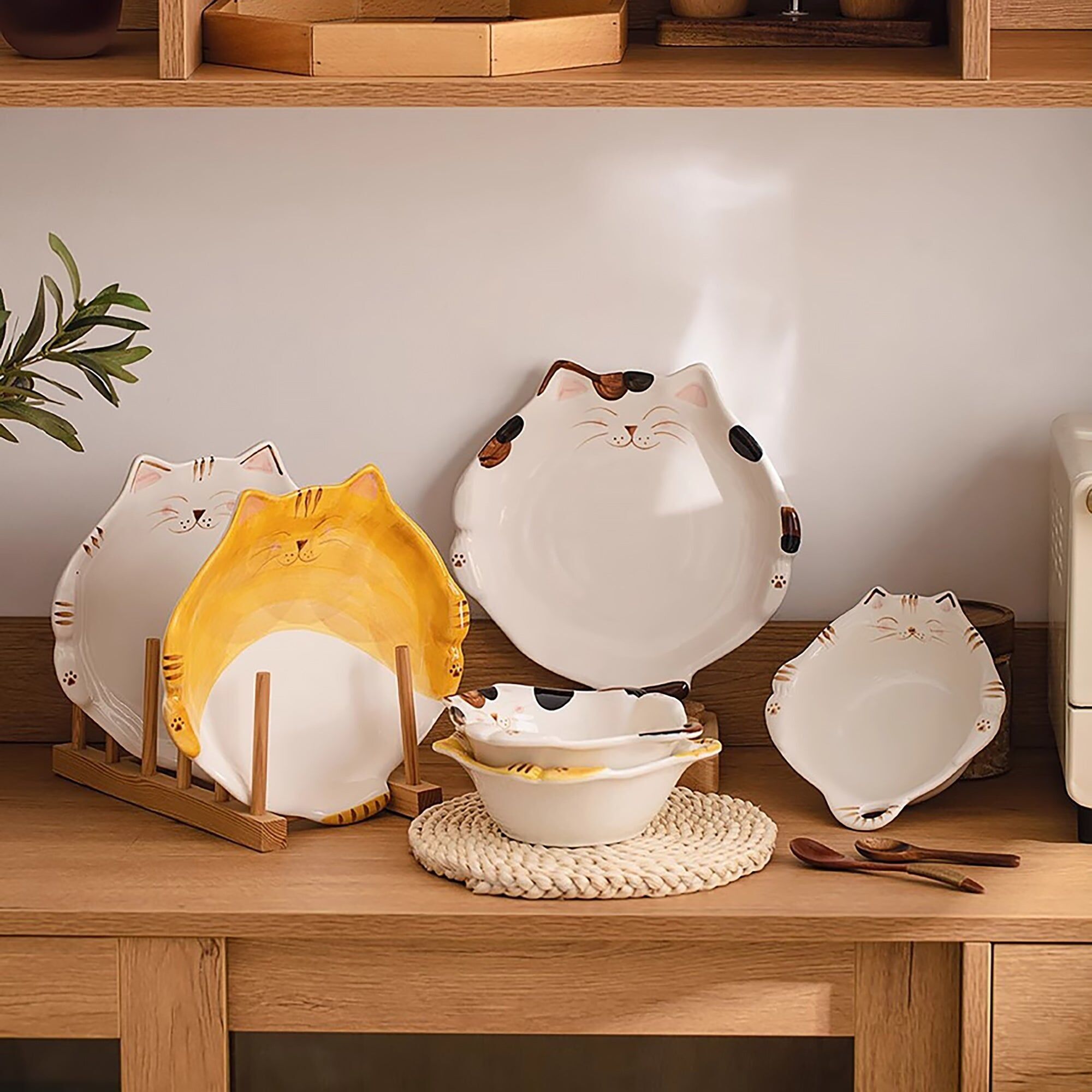 Stoviglie in ceramica a forma di gatto