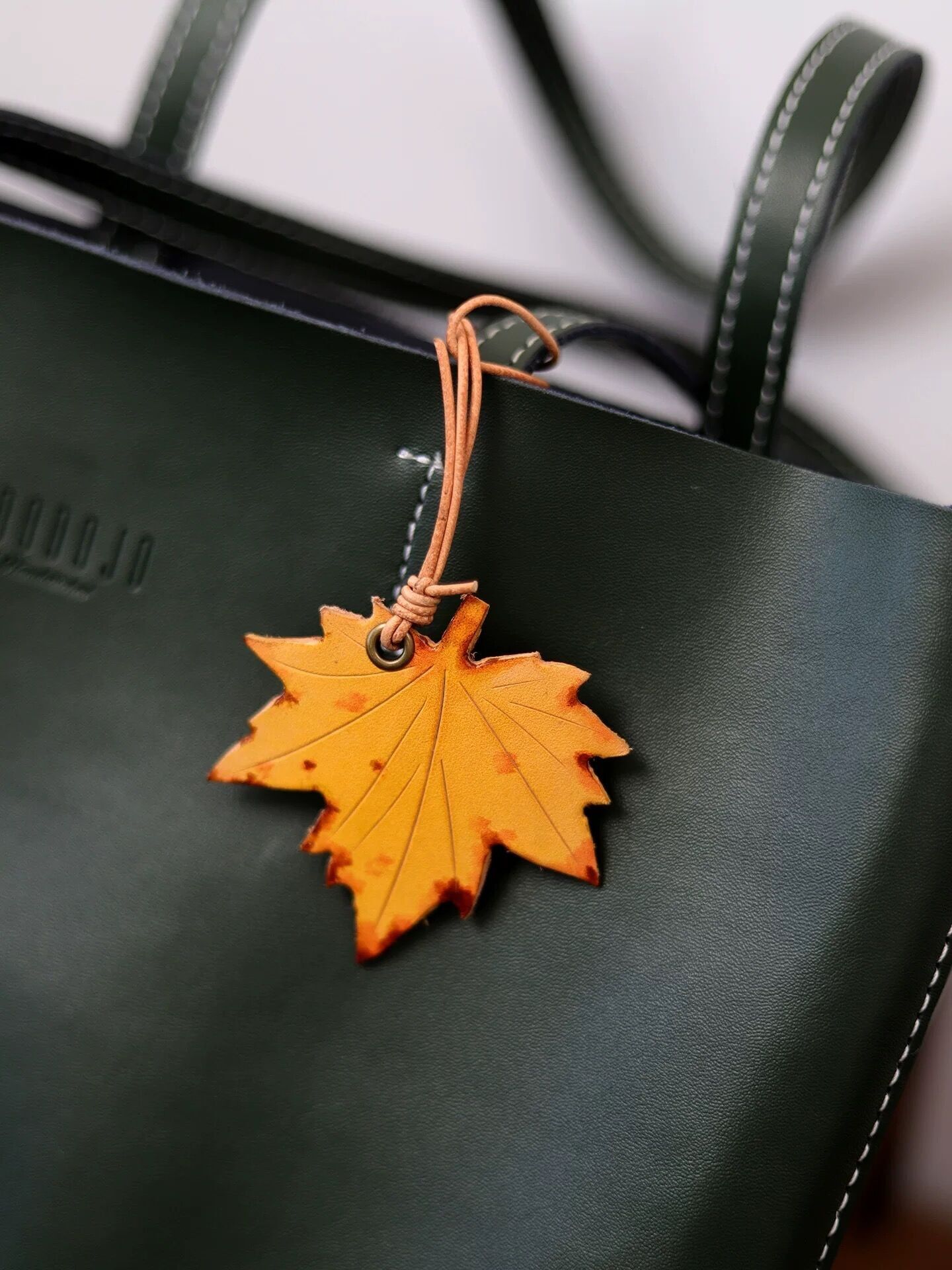 Adornos artesanales de hojas de otoño con cuero granulado