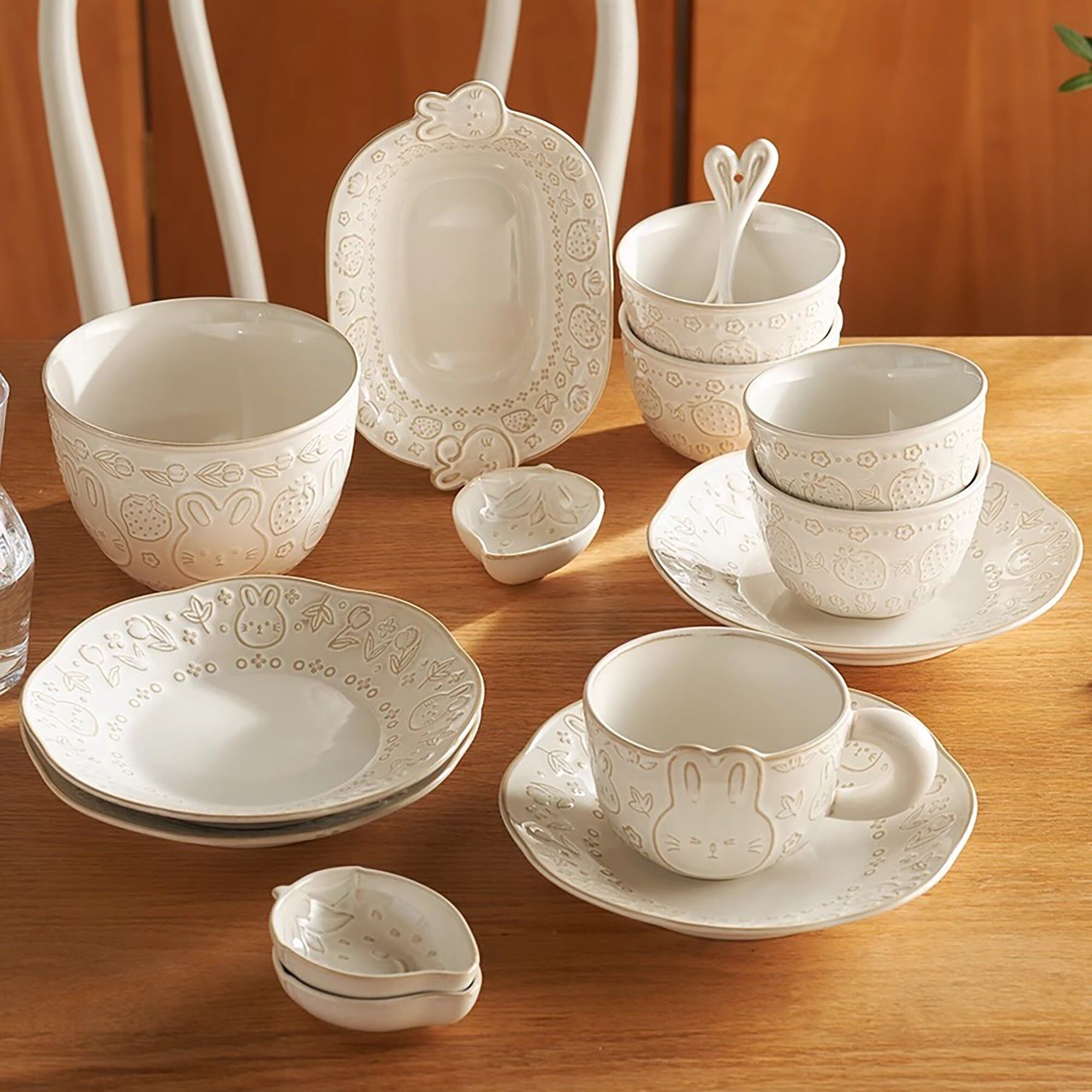 Stoviglie in ceramica con motivo a rilievo di coniglio