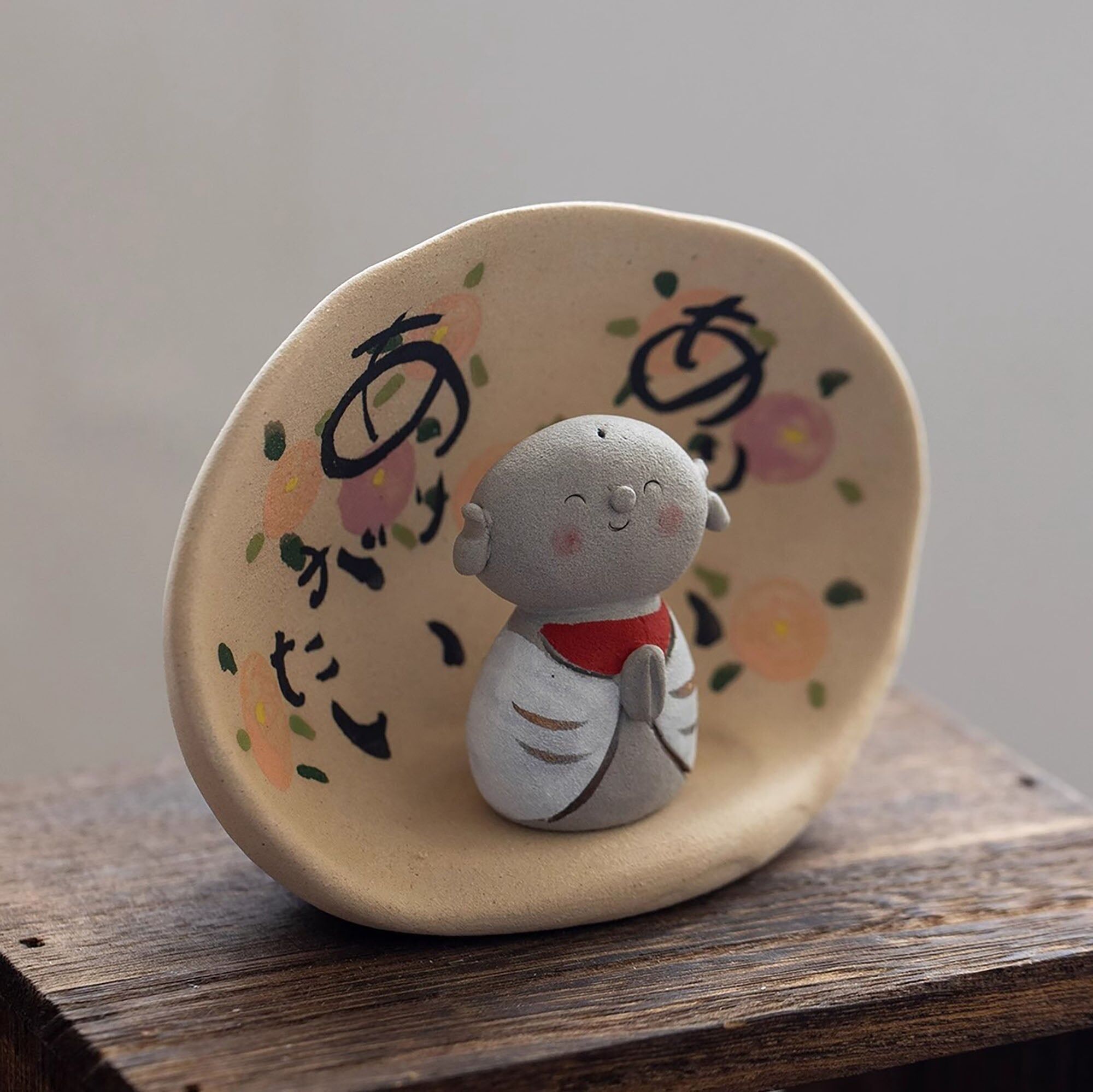 Figurina Jizō in ceramica Mino-yaki con casa di preghiera rilassante