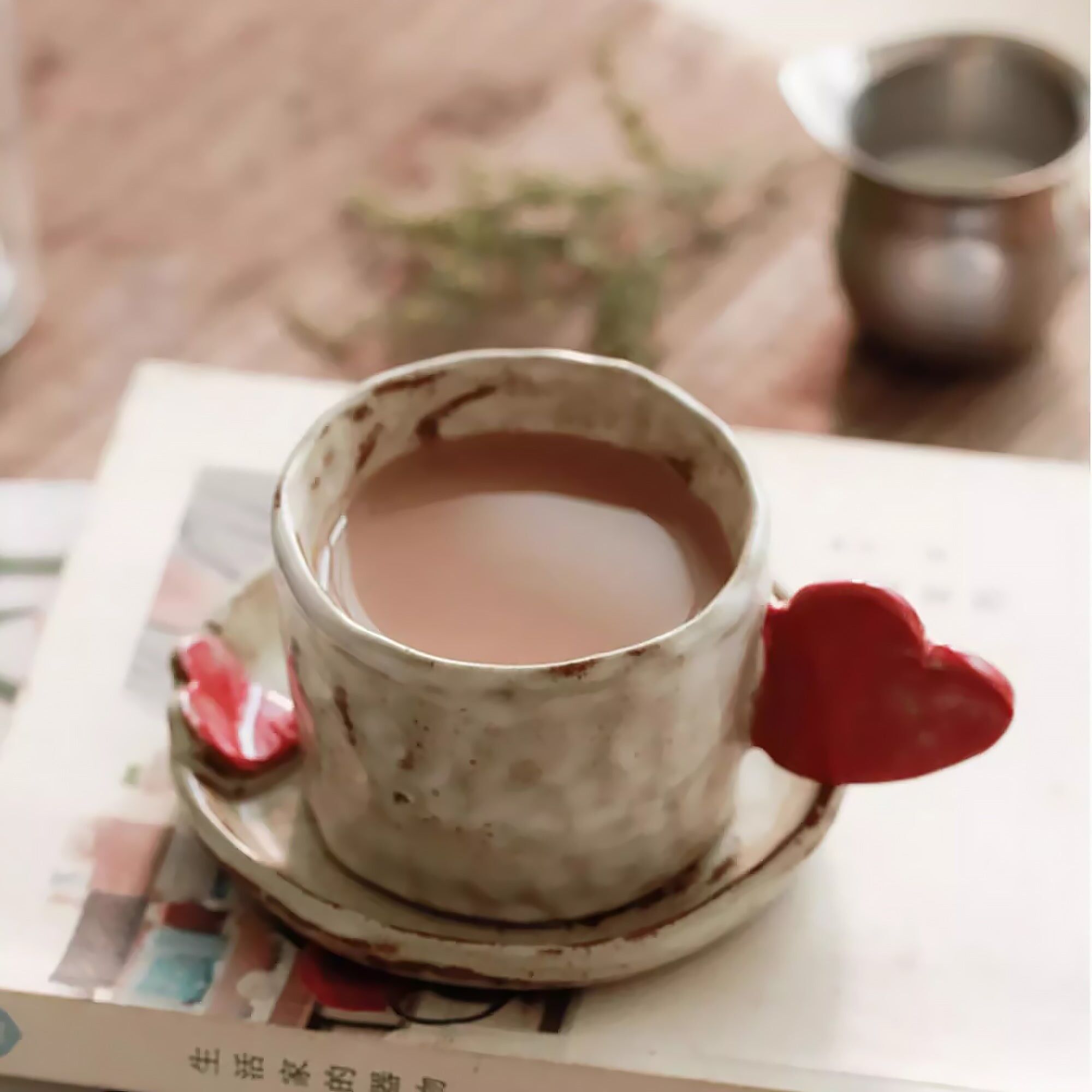 Tazza da caffè in ceramica fatta a mano con cuore in rilievo
