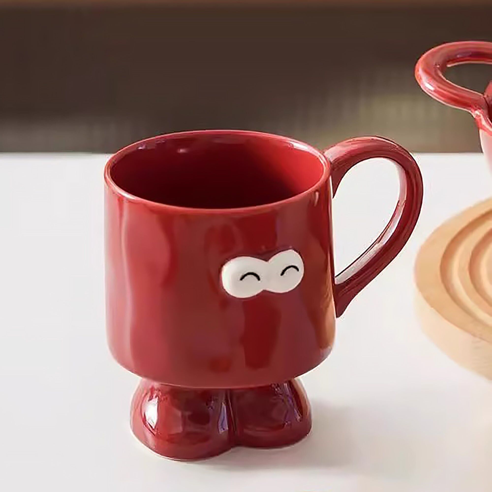Tazza in ceramica con motivo emoji occhi rotondi sul piede