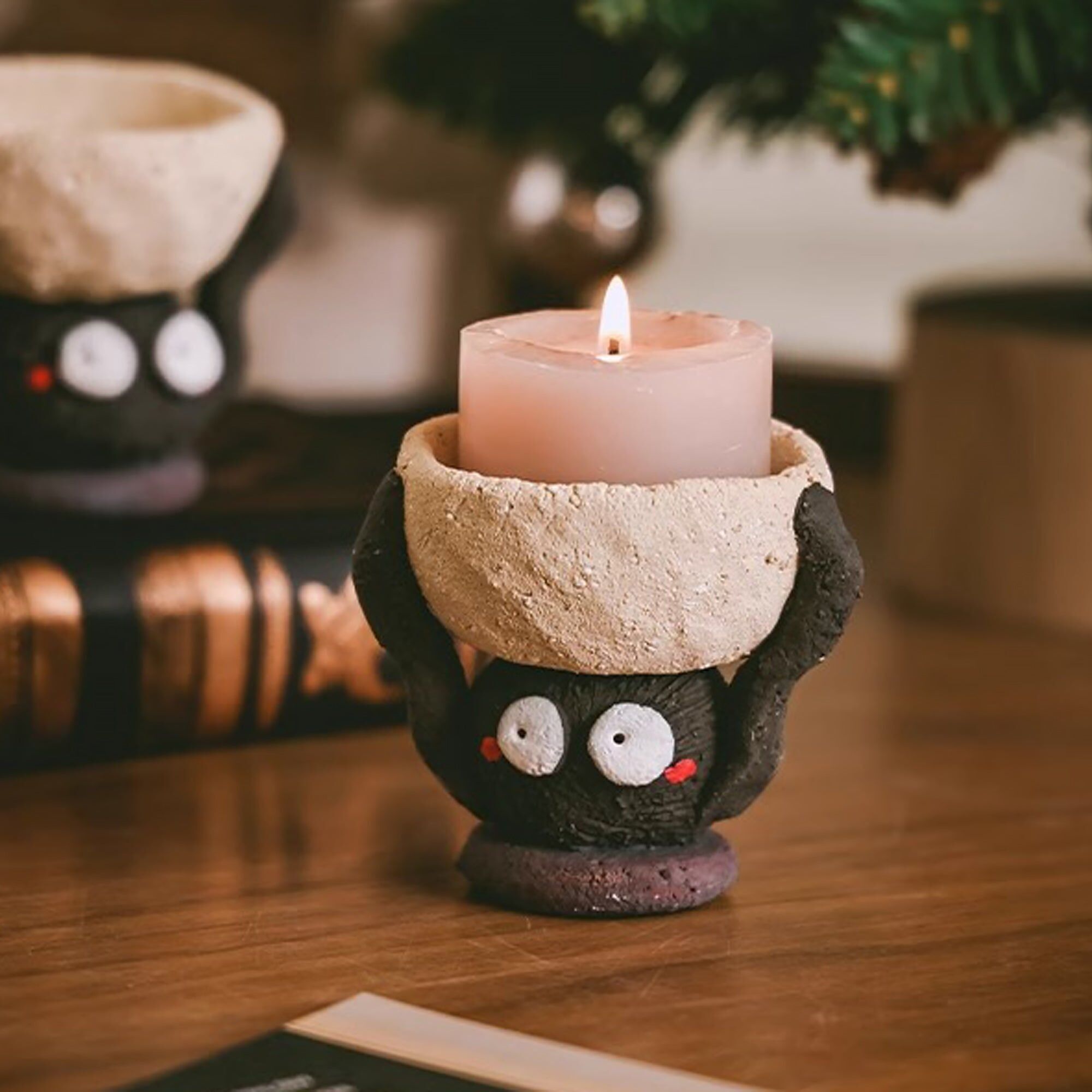 Portacandele in ceramica fatto a mano con giocoso motivo a carboncino