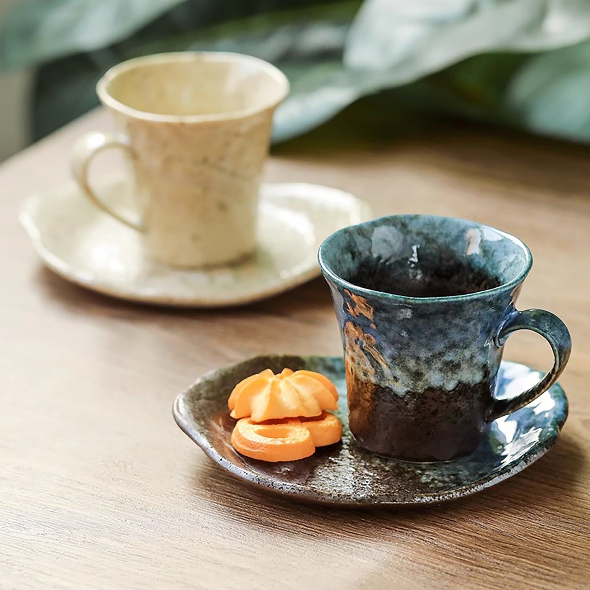 Tazza da caffè in ceramica Minoyaki con piattino in stile artigianale wabi-sabi