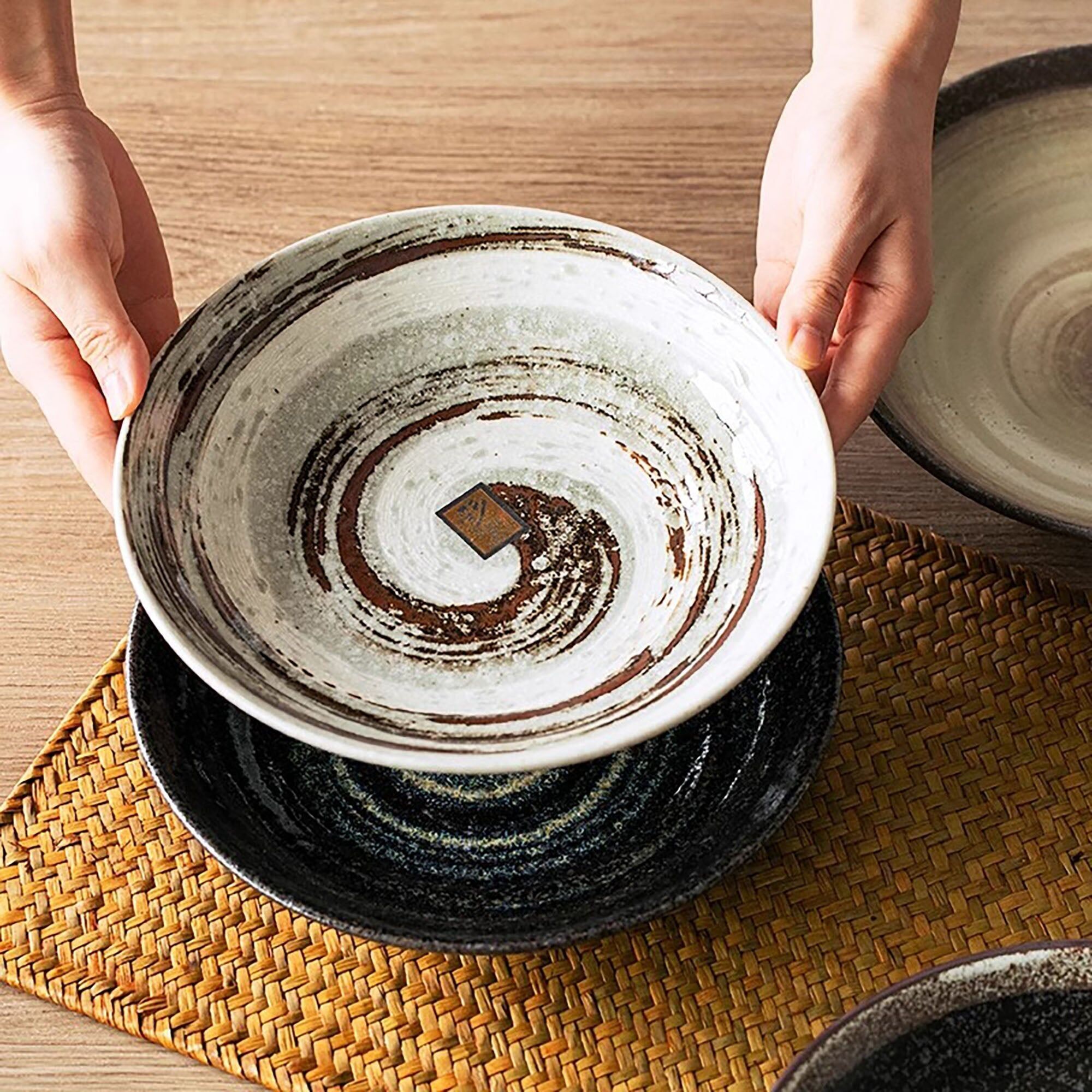 Piatto fondo in ceramica dallo stile minimalista e retrò