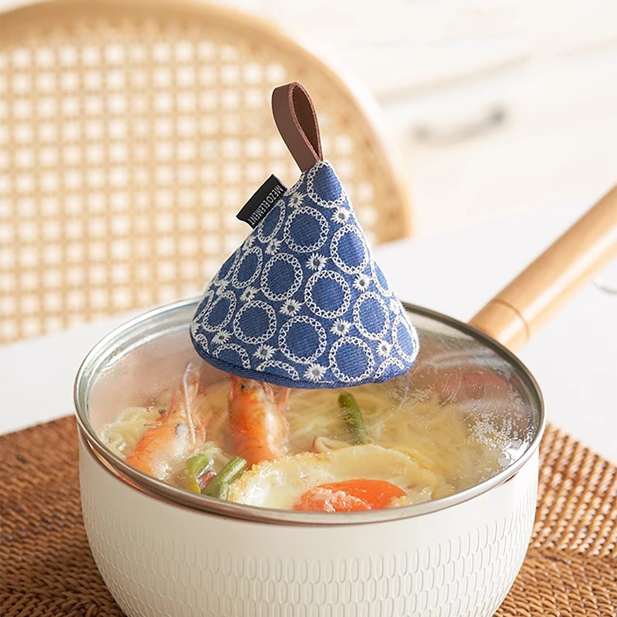 Coprivaso ricamato a mano