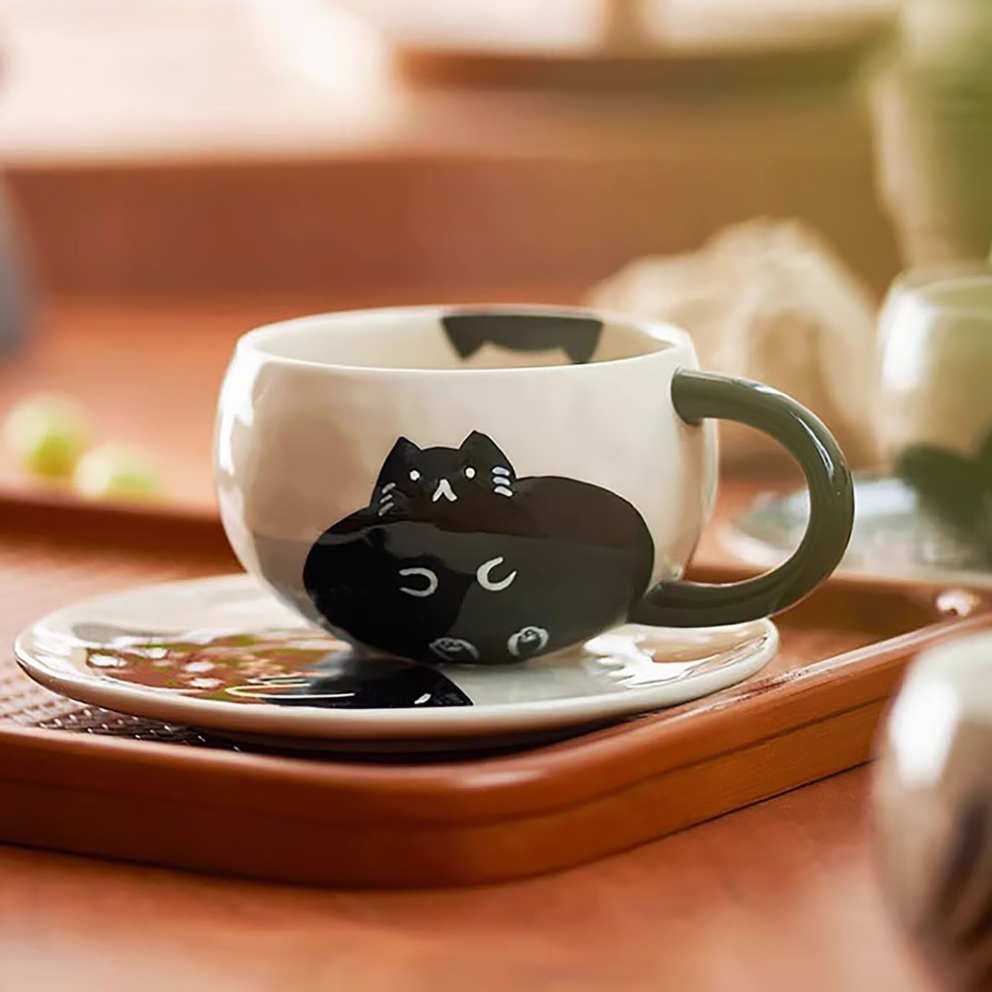 Tazza da caffè in ceramica con piattino