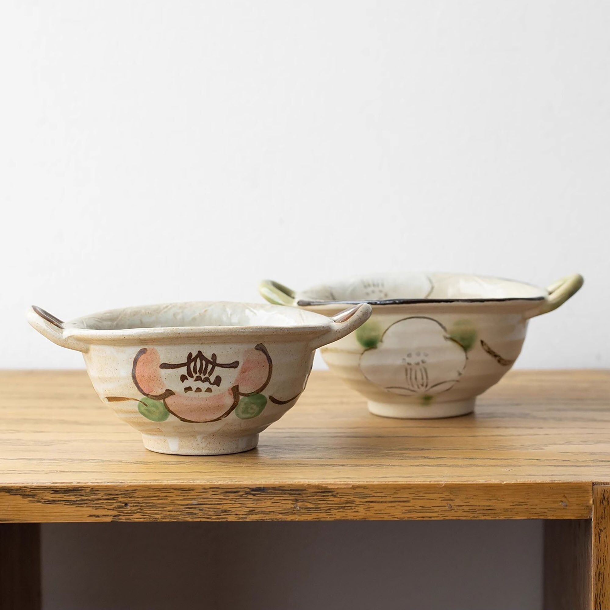 Ciotola a due manici con motivo camelia giapponese