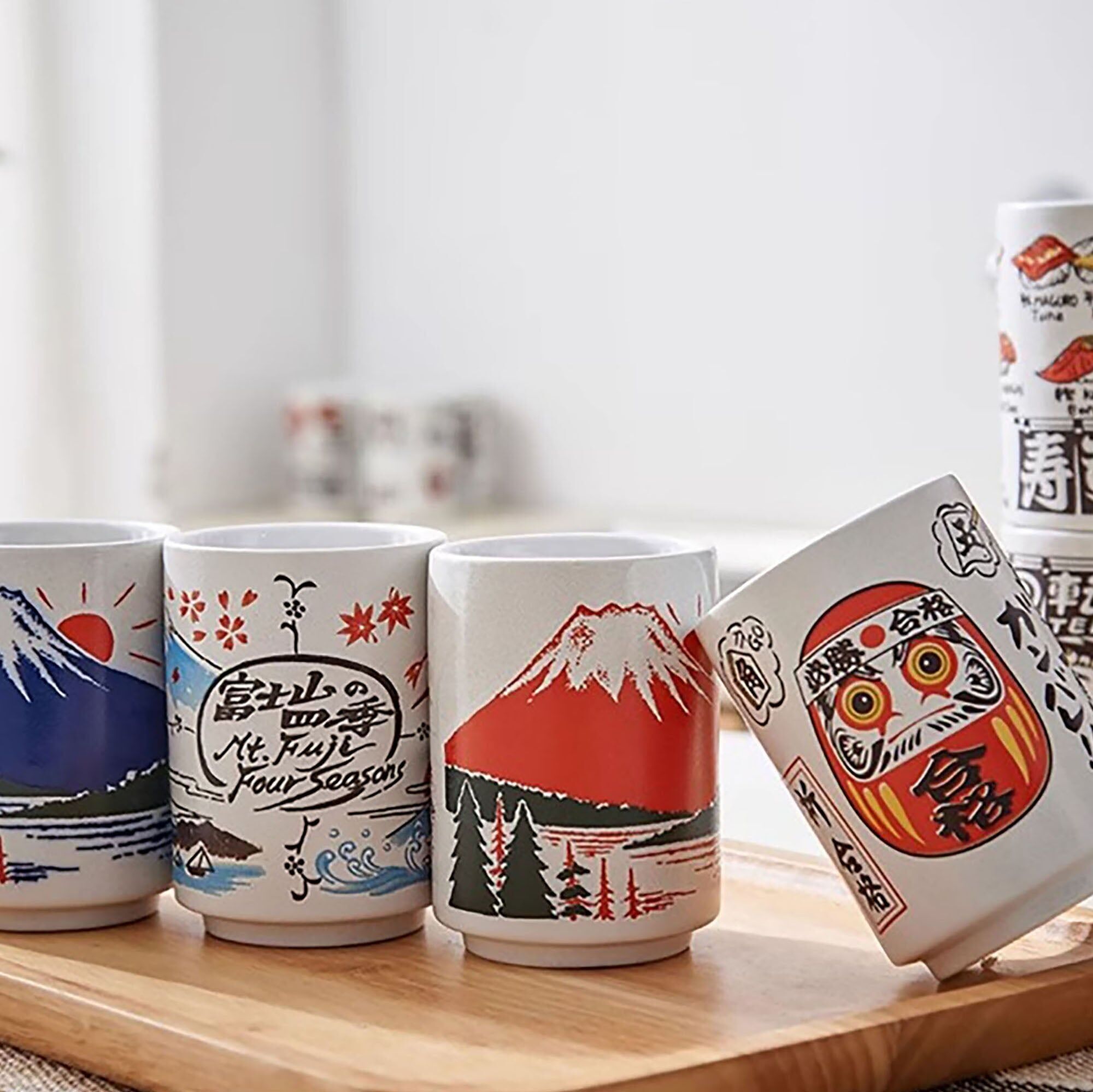 Taza de cerámica con motivos culturales y gastronómicos japoneses